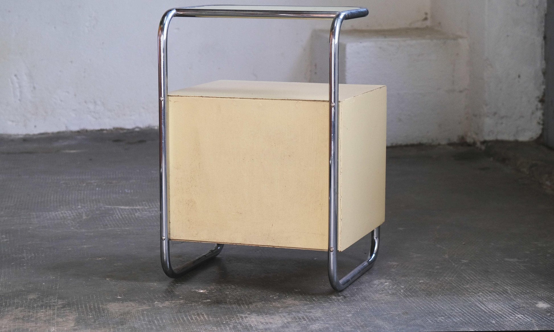 Vintage Nachttisch im Bauhaus Stil mit Glasplatte in cremeweiß