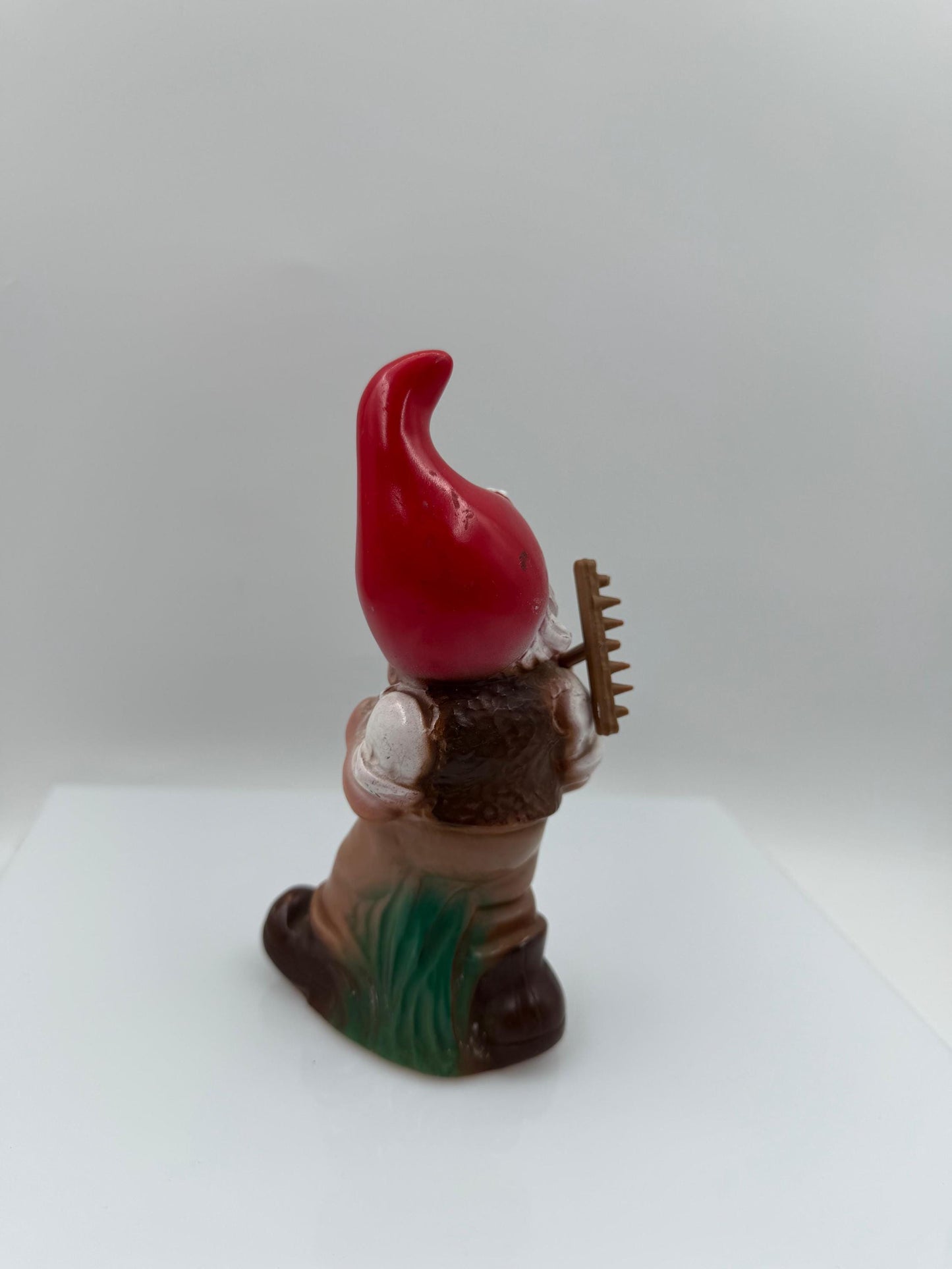 Vintage Gartenzwerg aus Kunststoff mit roter Mütze und Rechen