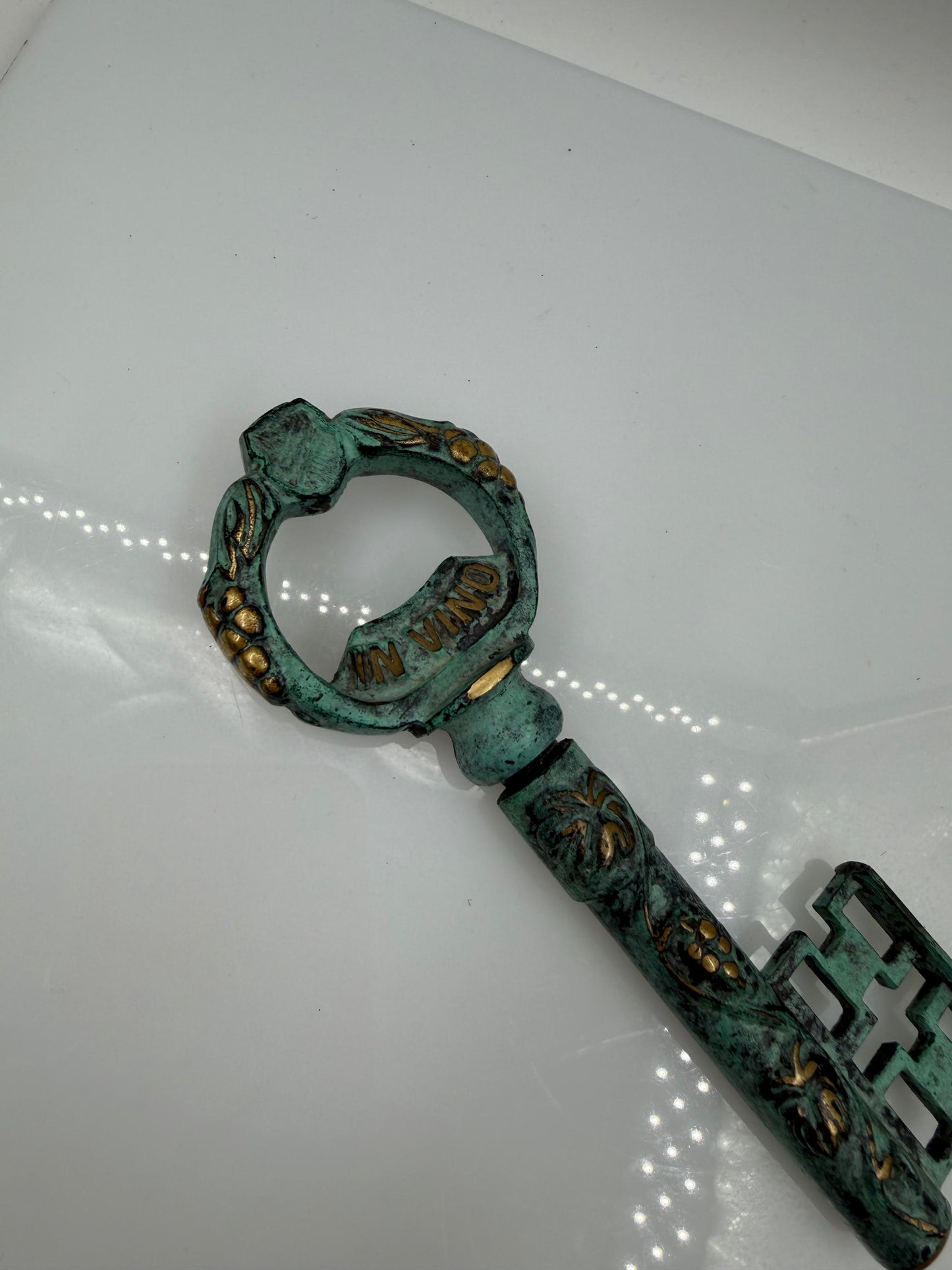 Vintage Korkenzieher "EST SOL" in Schlüsselform mit Grünspan-Patina