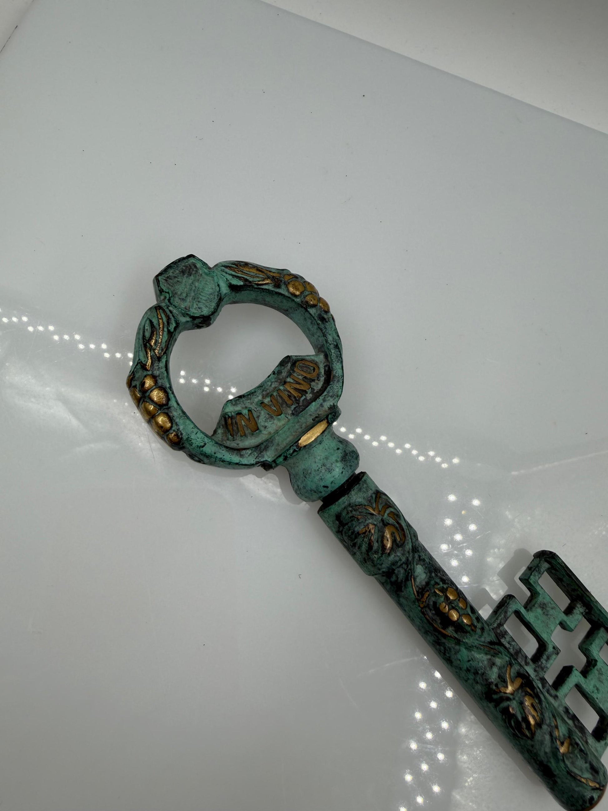 Vintage Korkenzieher "EST SOL" in Schlüsselform mit Grünspan-Patina