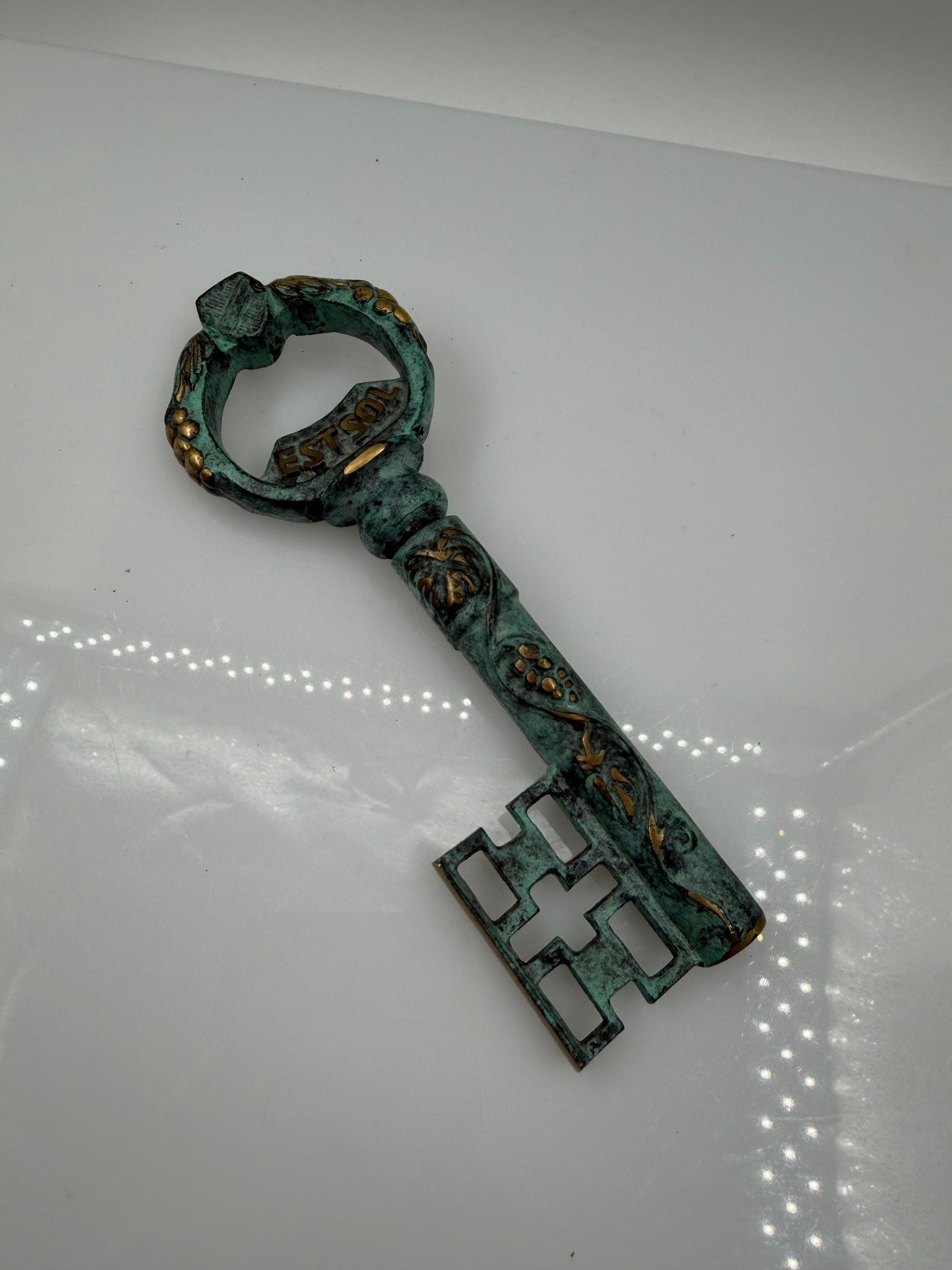 Vintage Korkenzieher "EST SOL" in Schlüsselform mit Grünspan-Patina