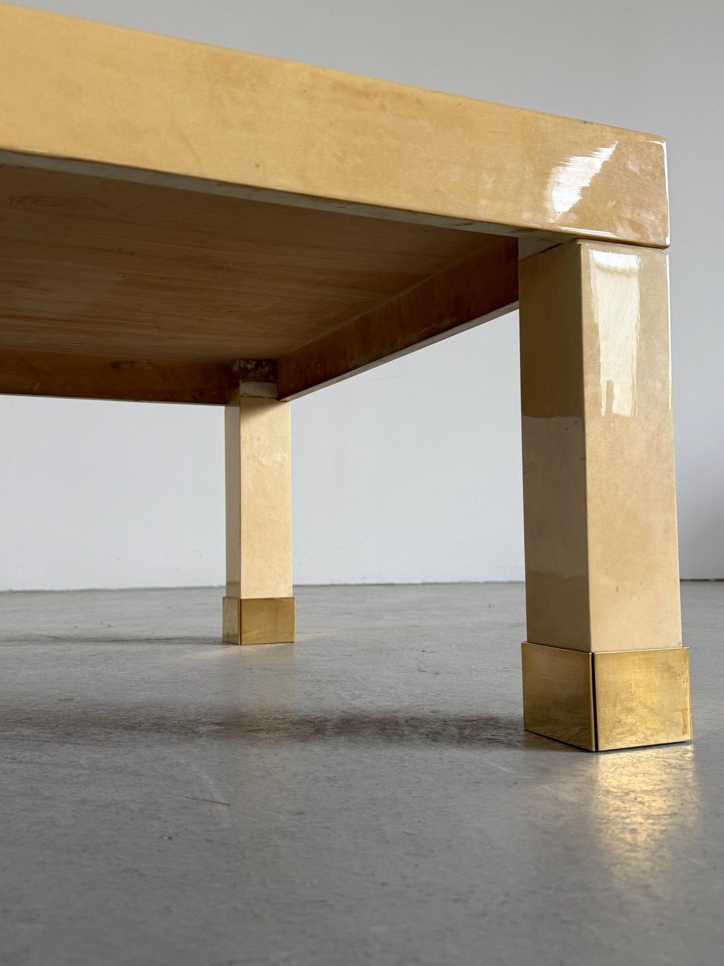 Vintage Couchtisch Frankreich mit Messingdetails