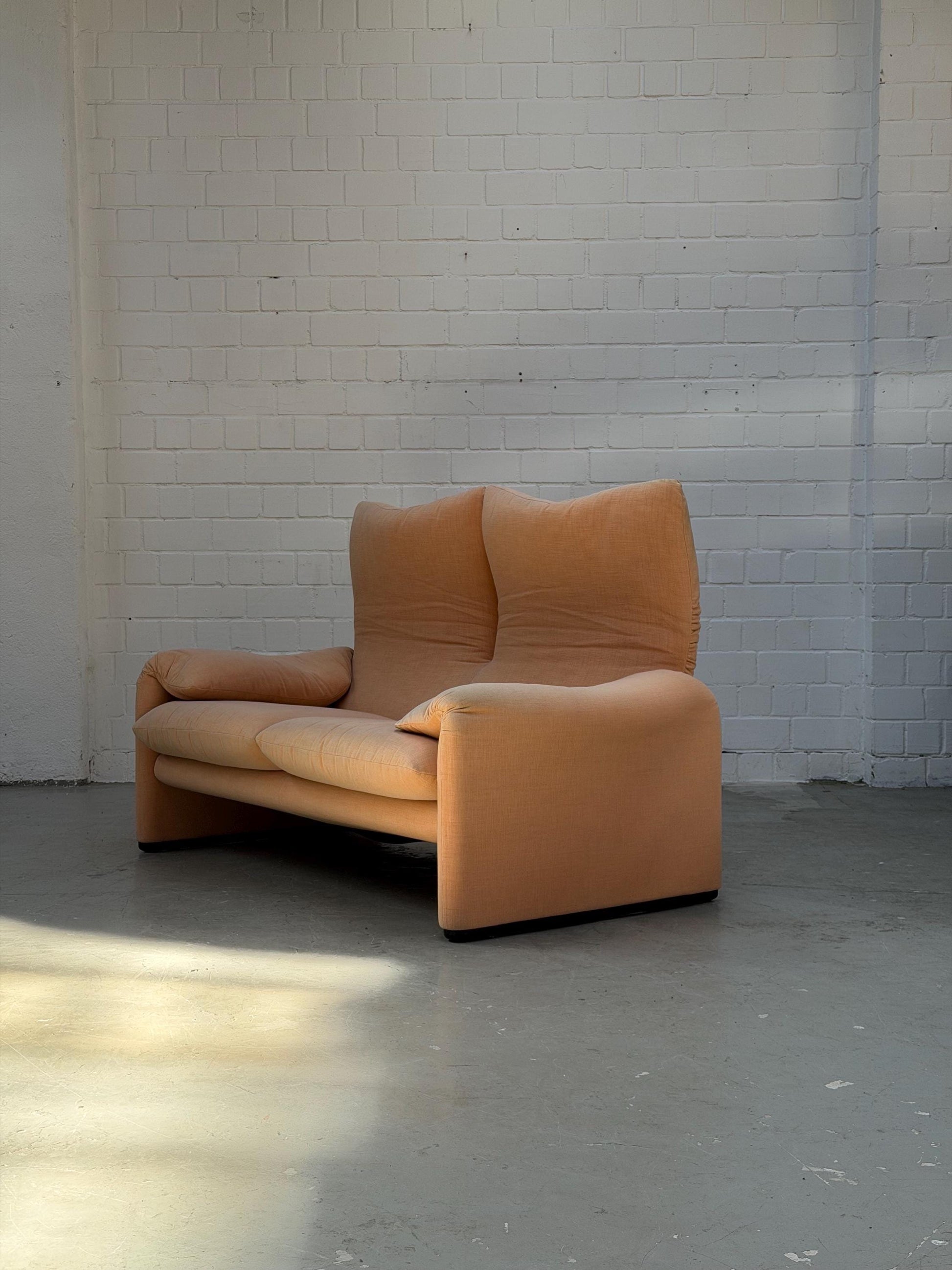 Vintage 2-Sitzer Sofa "Maralunga" von Vico Magistretti für Cassina in Apricot