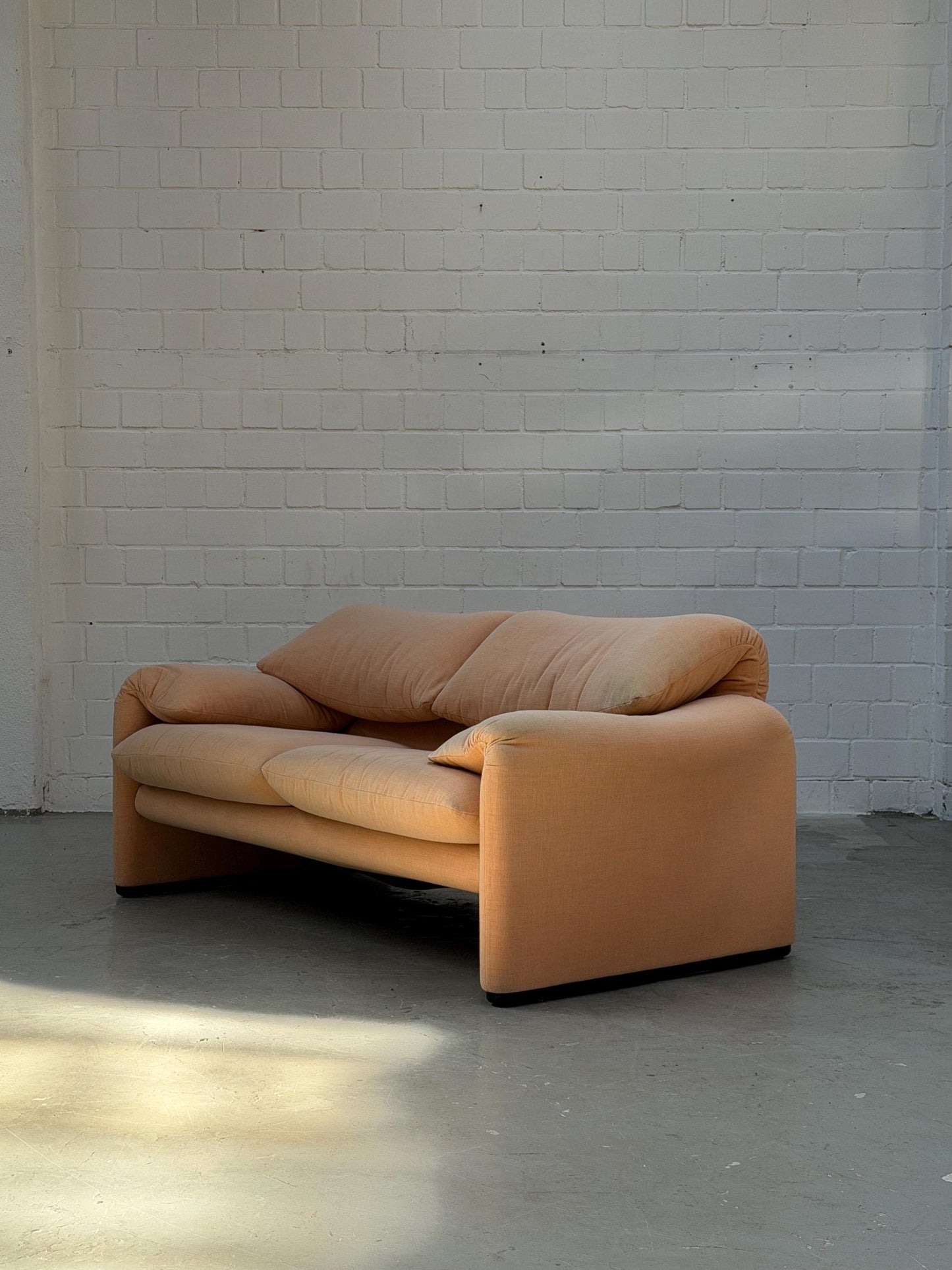 Vintage 2-Sitzer Sofa "Maralunga" von Vico Magistretti für Cassina in Apricot