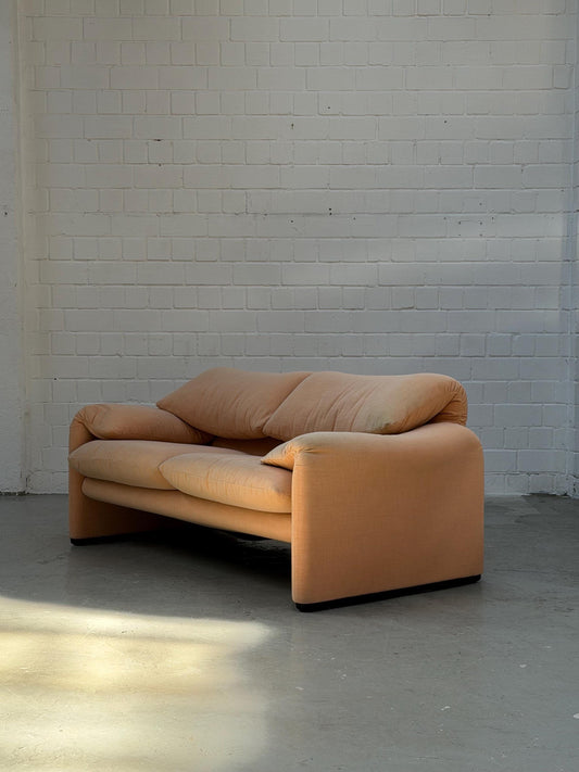 Vintage 2-Sitzer Sofa "Maralunga" von Vico Magistretti für Cassina in Apricot