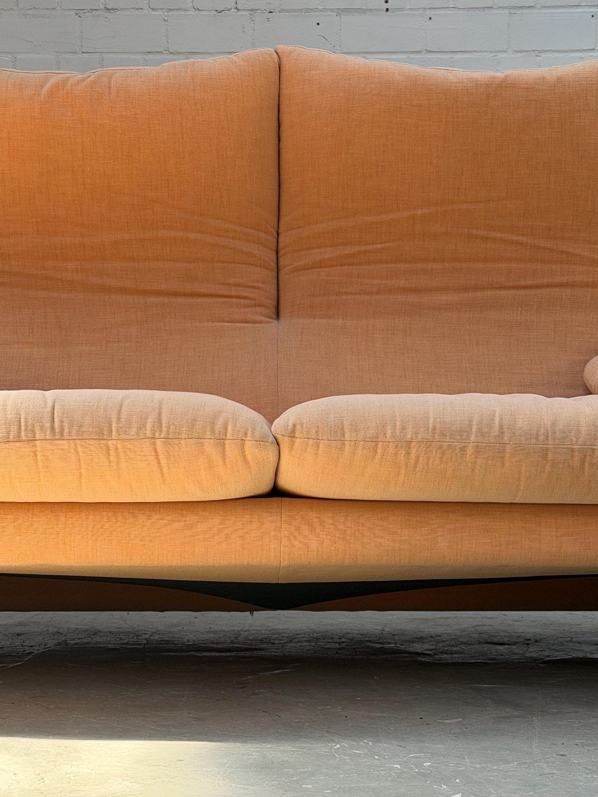 Vintage 2-Sitzer Sofa "Maralunga" von Vico Magistretti für Cassina in Apricot