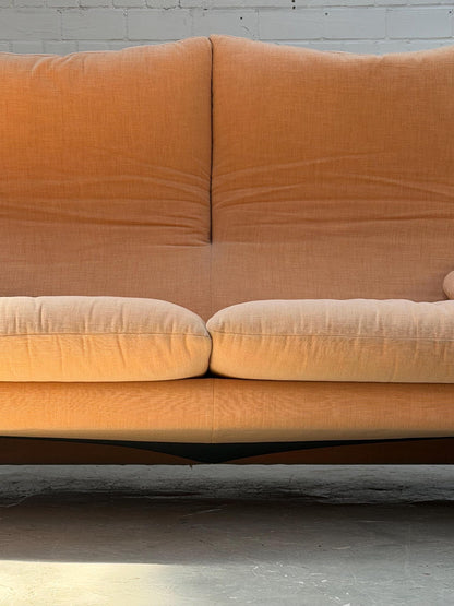 Vintage 2-Sitzer Sofa "Maralunga" von Vico Magistretti für Cassina in Apricot