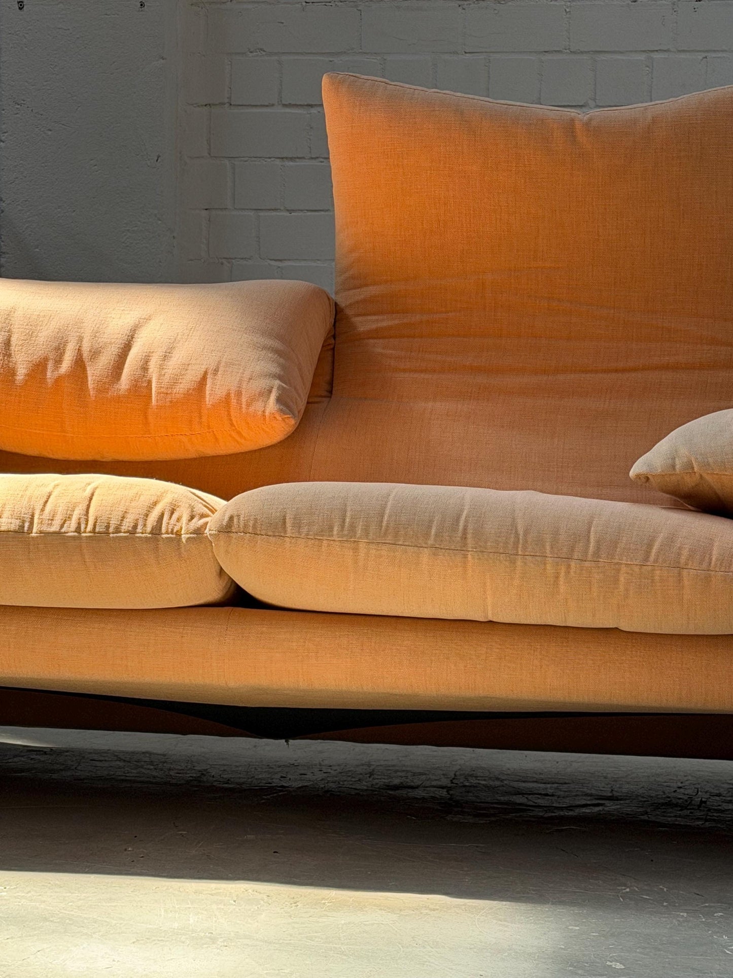 Vintage 2-Sitzer Sofa "Maralunga" von Vico Magistretti für Cassina in Apricot