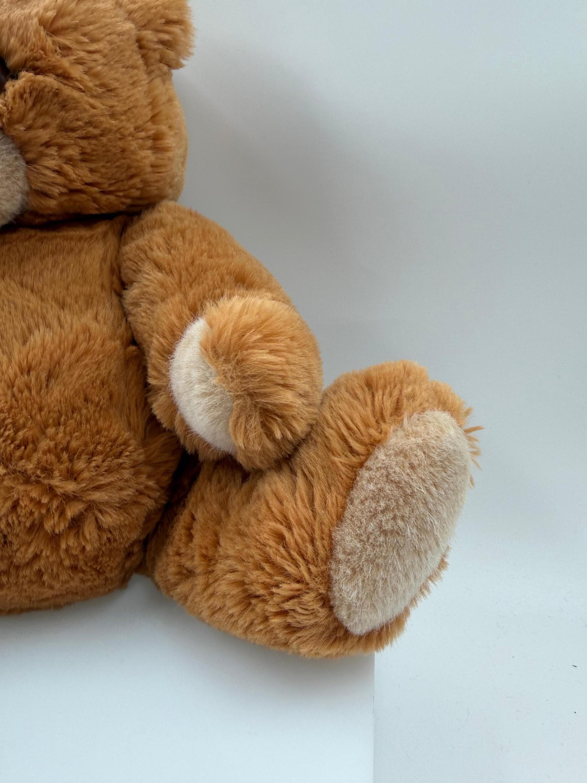 Vintage Steiff Teddybär in Goldbraun mit "Knopf im Ohr" und gelbem Fähnchen