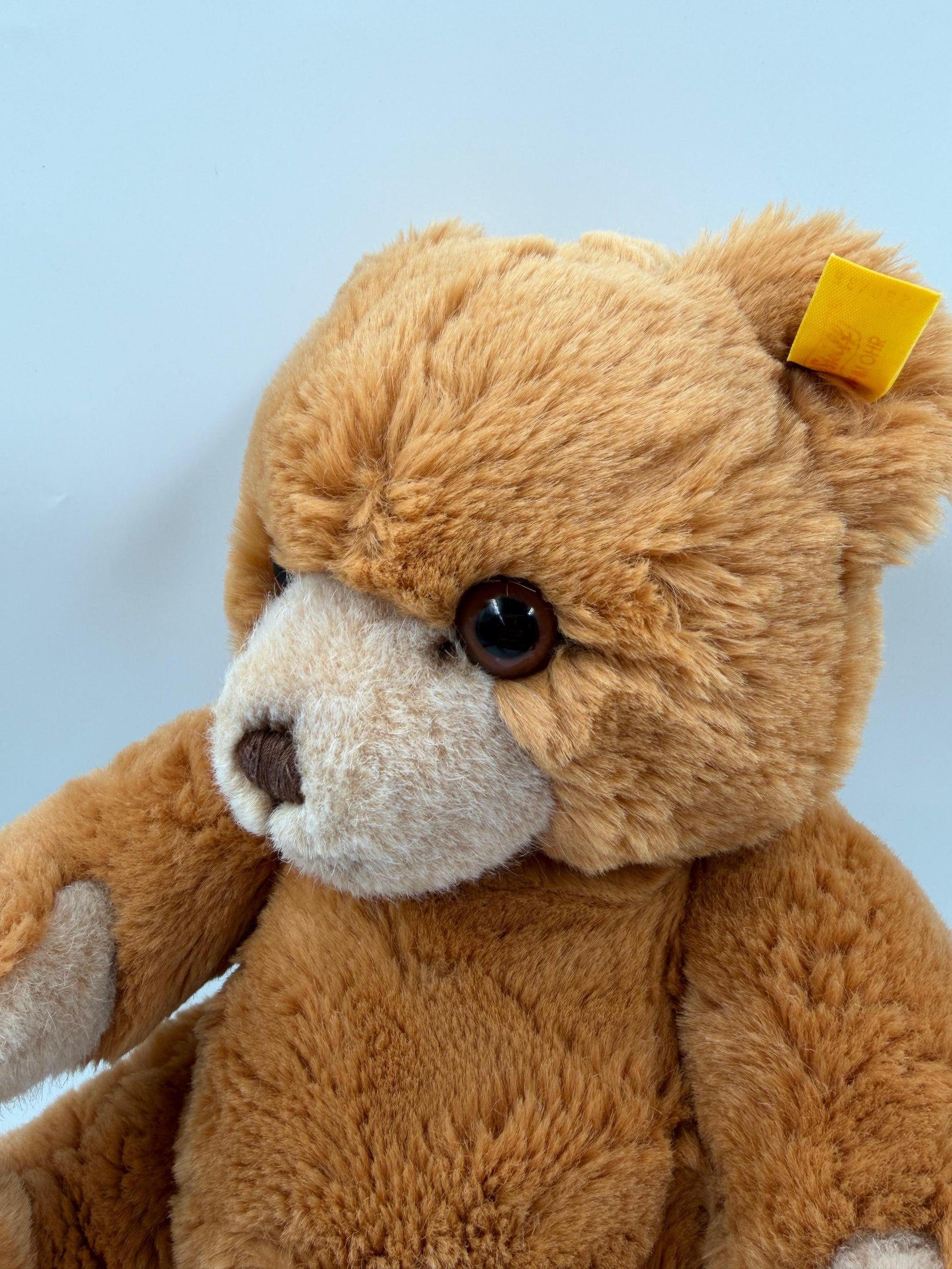 Vintage Steiff Teddybär in Goldbraun mit "Knopf im Ohr" und gelbem Fähnchen