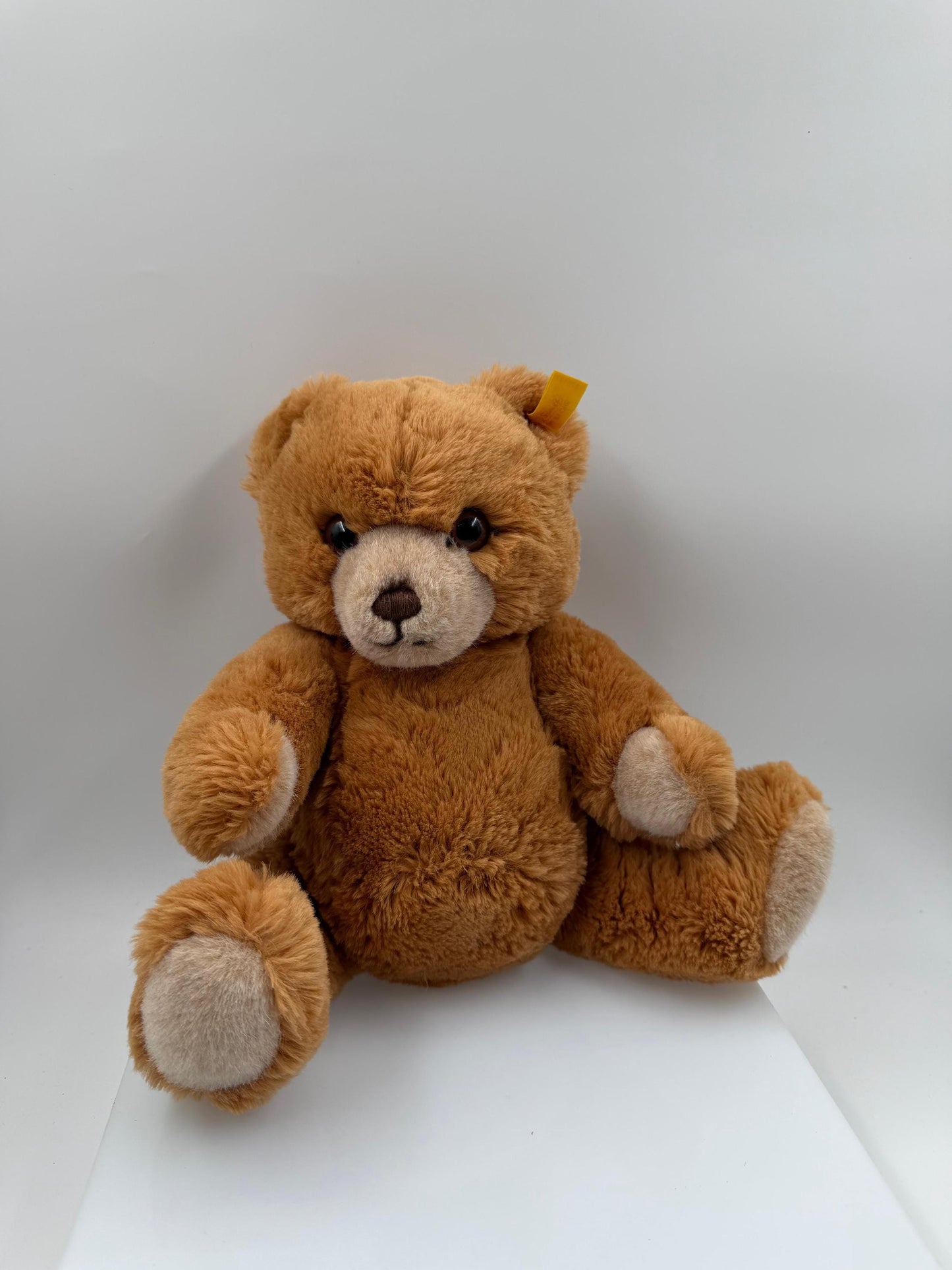 Vintage Steiff Teddybär in Goldbraun mit "Knopf im Ohr" und gelbem Fähnchen
