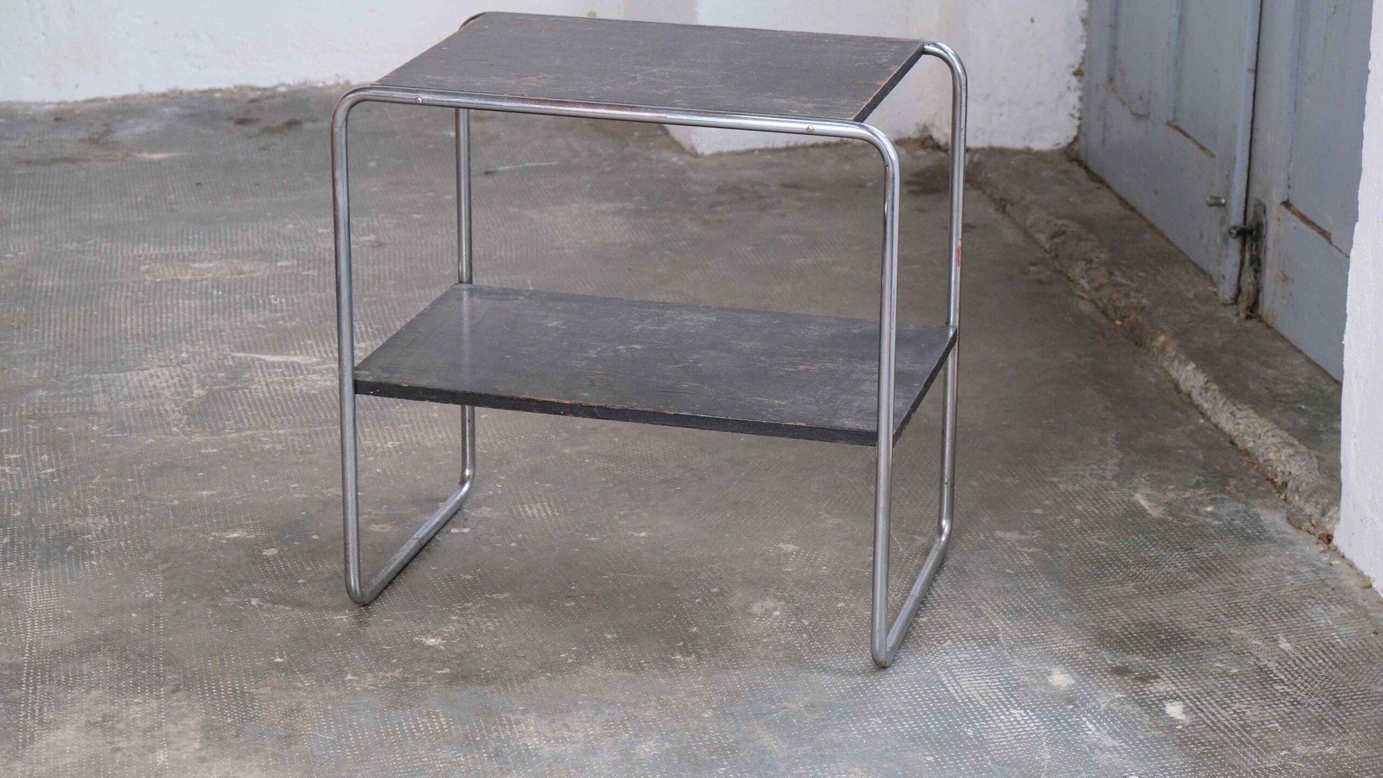 Vintage Bauhaus Regal mit verchromtem Stahlrohrgestell
