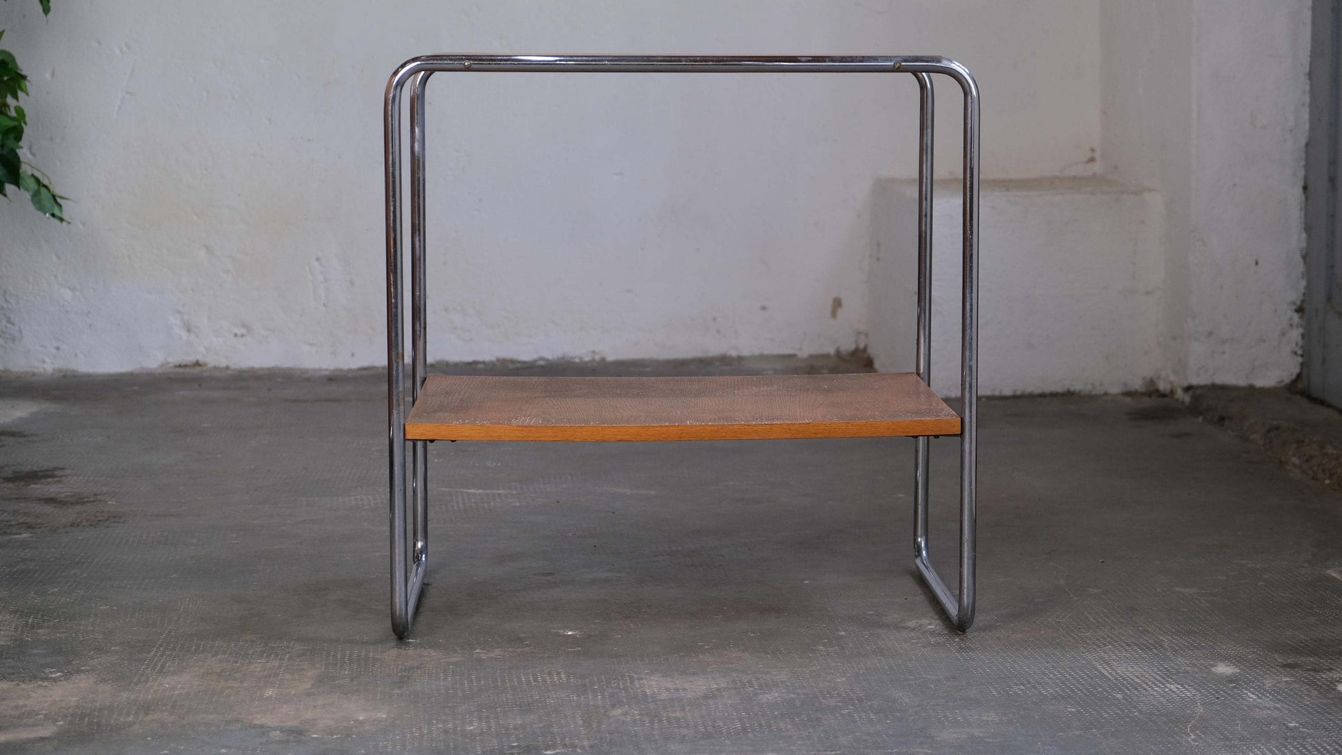 Vintage Bauhaus Regal mit verchromtem Stahlrohrgestell