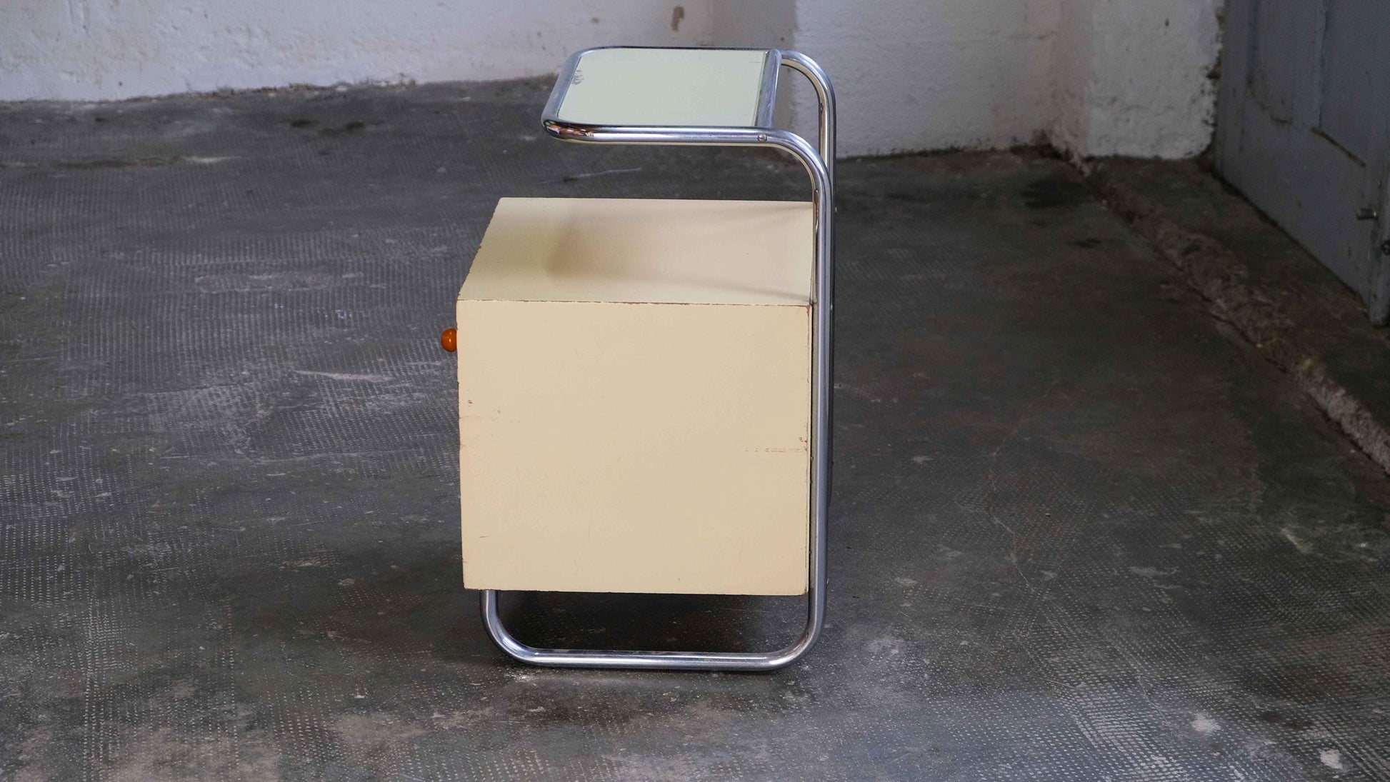 Vintage Nachttisch im Bauhaus Stil mit Glasplatte in cremeweiß