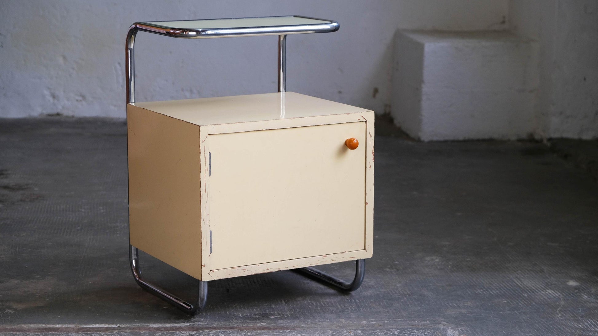 Vintage Nachttisch im Bauhaus Stil mit Glasplatte in cremeweiß