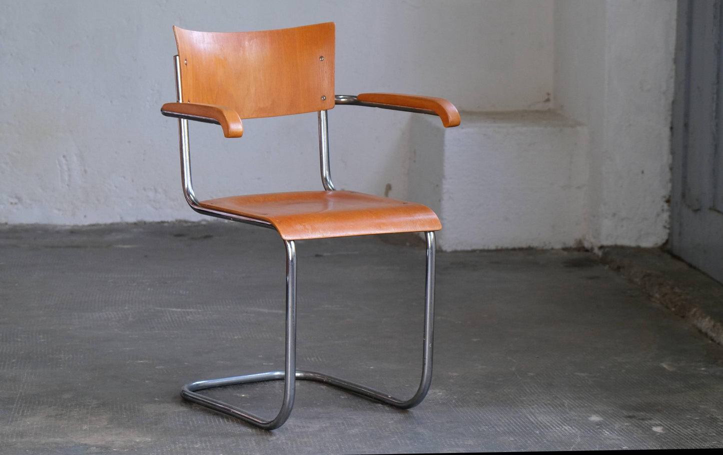 Vintage Freischwinger Armlehnstuhl nach Mart Stam in Orangebraun