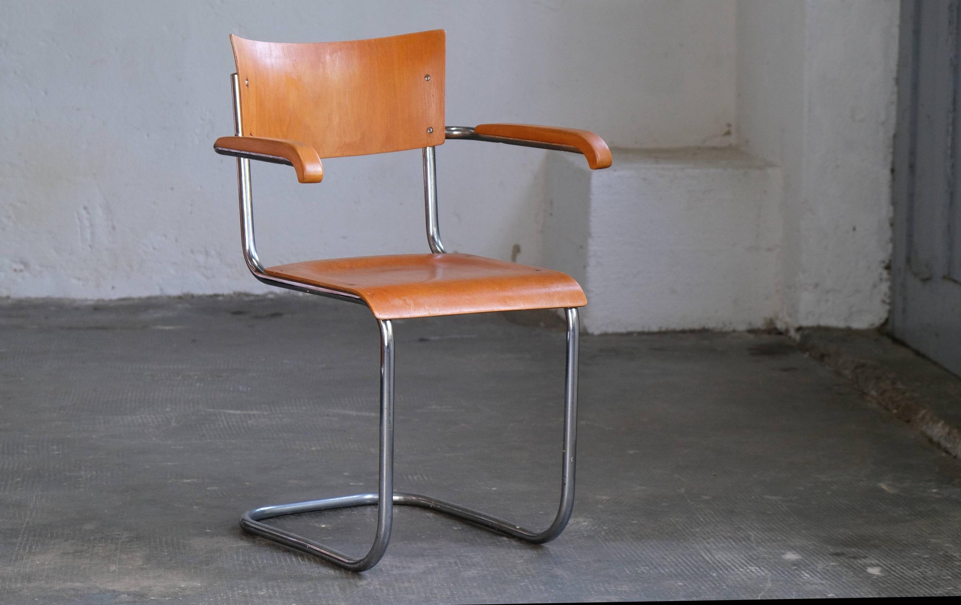 Vintage Freischwinger Armlehnstuhl nach Mart Stam in Orangebraun