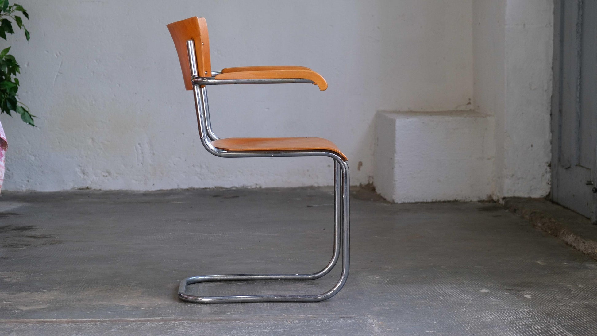 Vintage Freischwinger Armlehnstuhl nach Mart Stam in Orangebraun