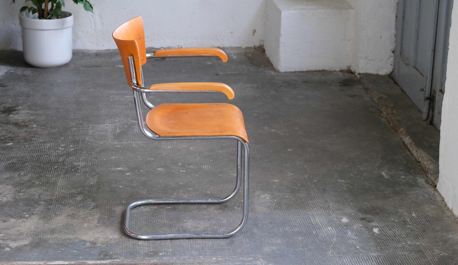 Vintage Freischwinger Armlehnstuhl nach Mart Stam in Orangebraun