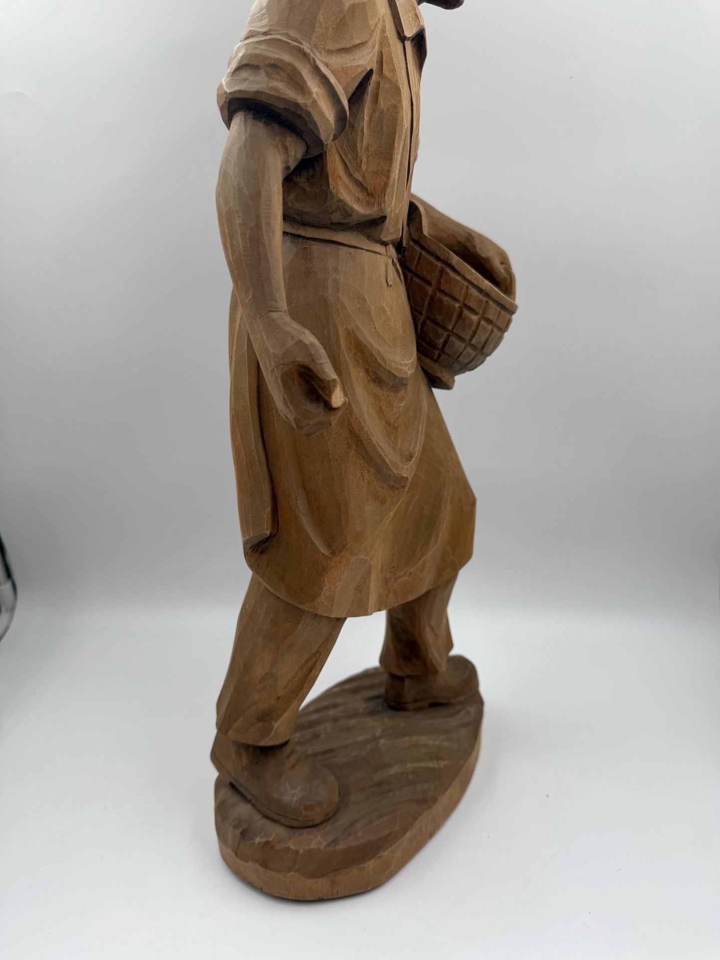Vintage Holzfigur "Bauer mit Korb" im Schwarzwald-Stil, handgeschnitzt, 35cm