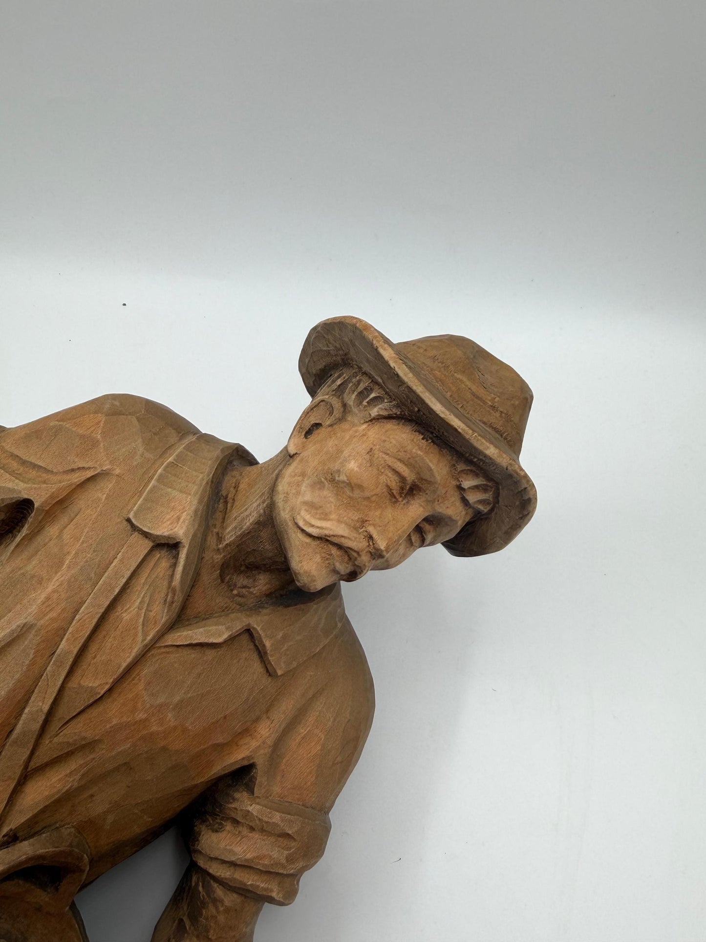 Vintage Holzfigur "Bauer mit Korb" im Schwarzwald-Stil, handgeschnitzt, 35cm
