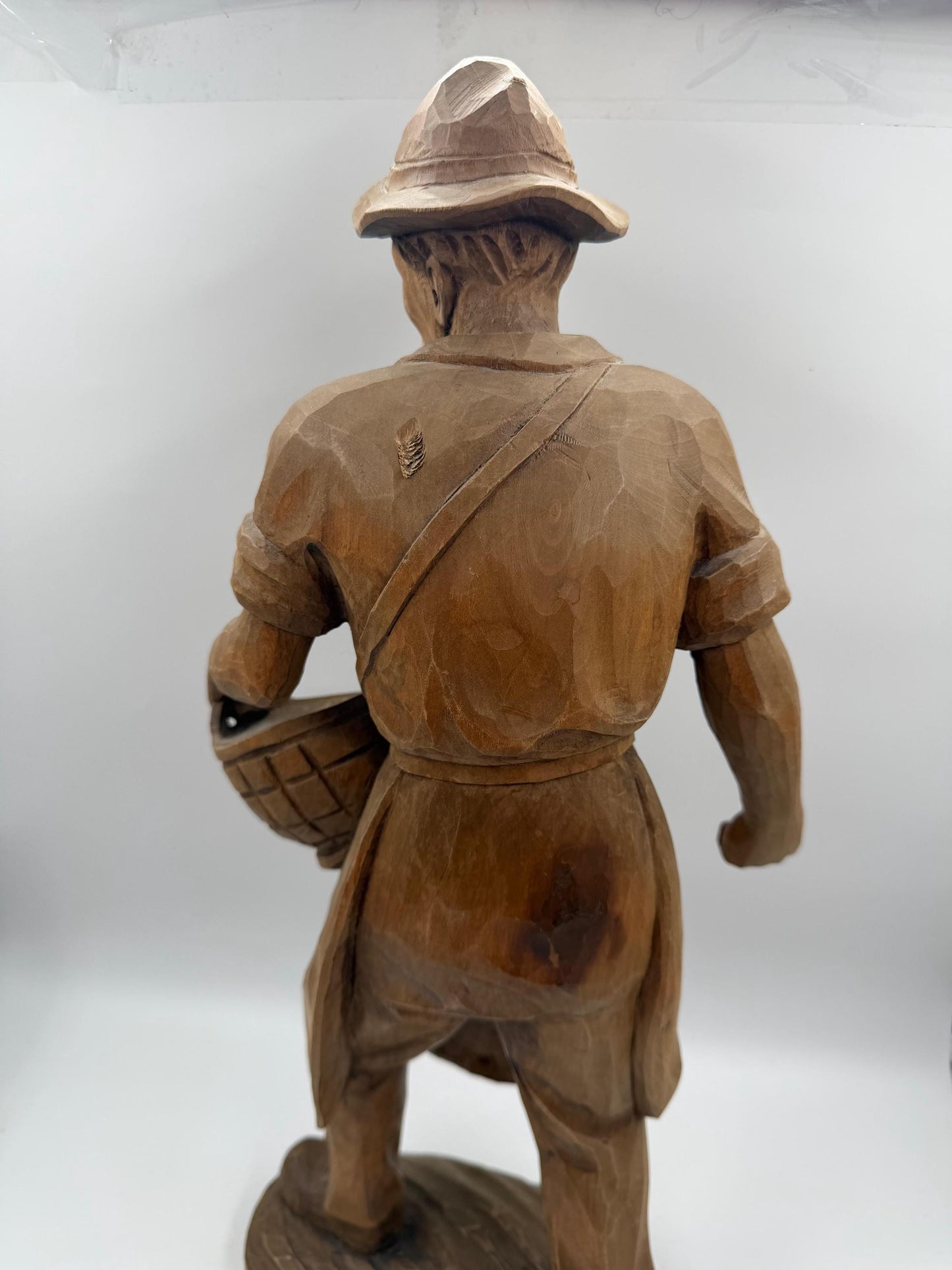 Vintage Holzfigur "Bauer mit Korb" im Schwarzwald-Stil, handgeschnitzt, 35cm