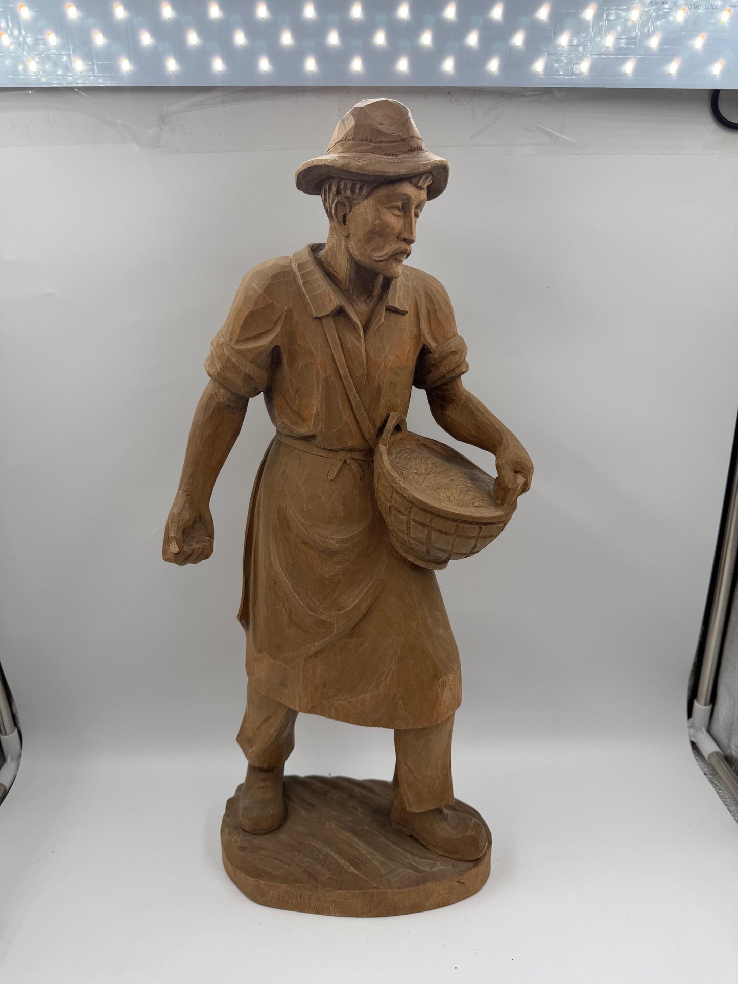 Vintage Holzfigur "Bauer mit Korb" im Schwarzwald-Stil, handgeschnitzt, 35cm