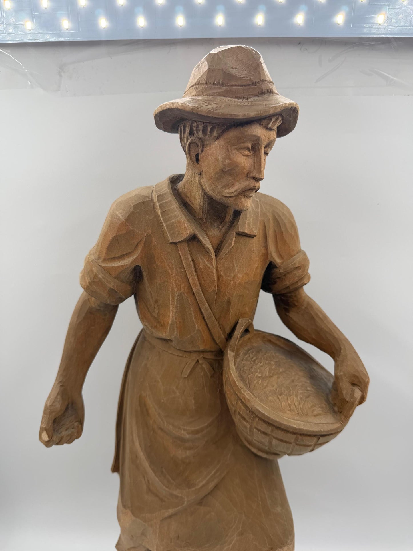 Vintage Holzfigur "Bauer mit Korb" im Schwarzwald-Stil, handgeschnitzt, 35cm