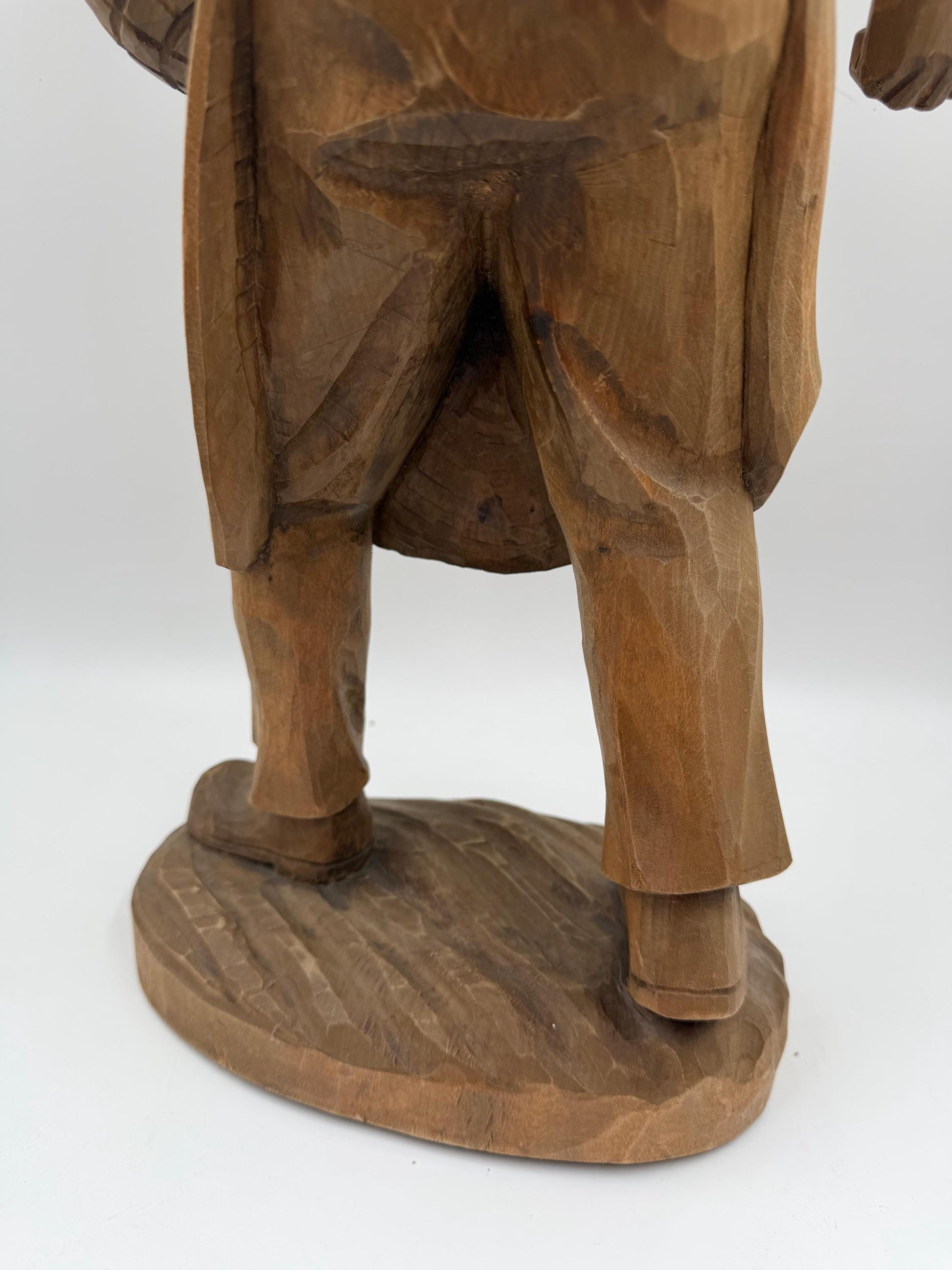 Vintage Holzfigur "Bauer mit Korb" im Schwarzwald-Stil, handgeschnitzt, 35cm