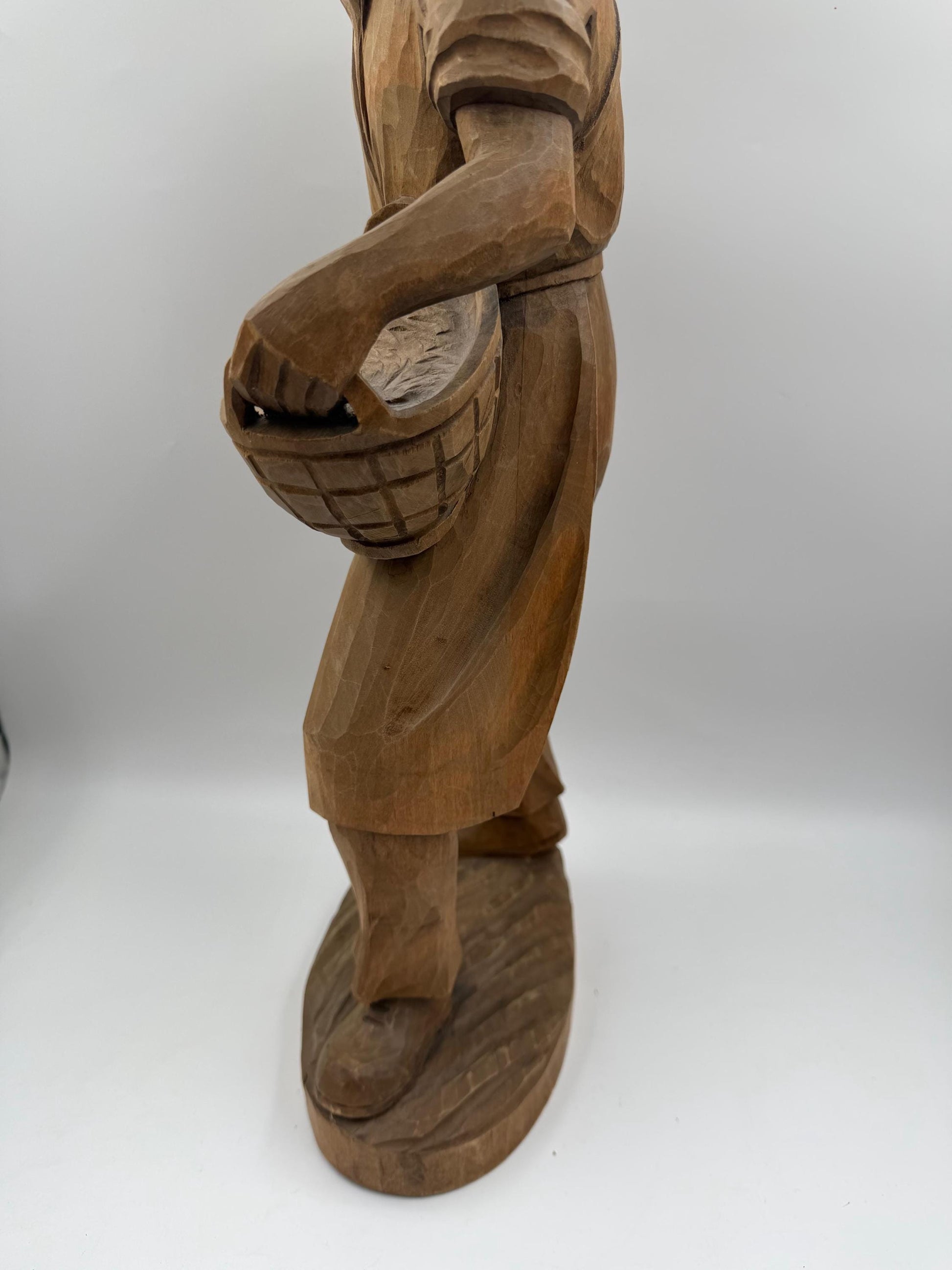 Vintage Holzfigur "Bauer mit Korb" im Schwarzwald-Stil, handgeschnitzt, 35cm