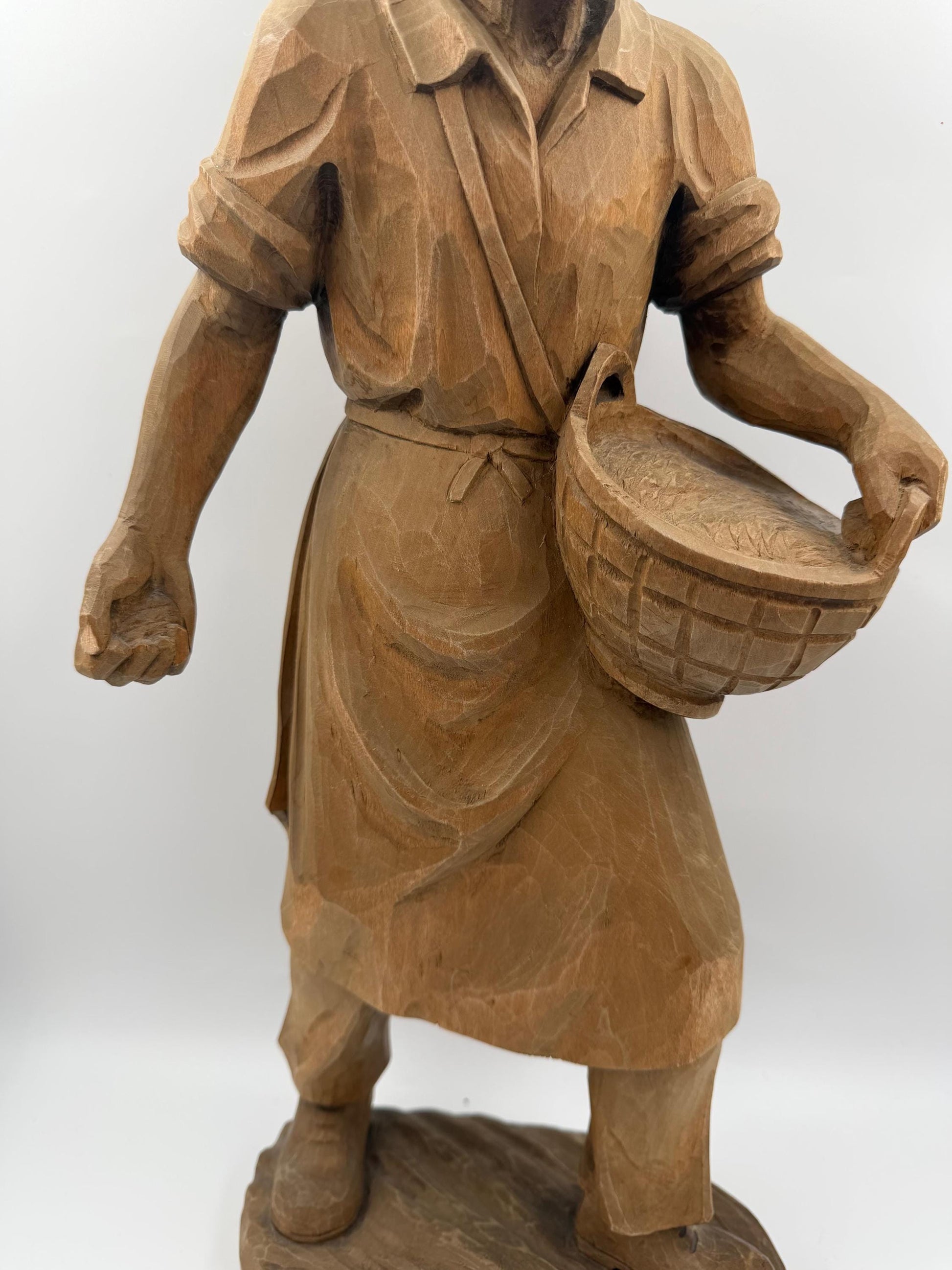 Vintage Holzfigur "Bauer mit Korb" im Schwarzwald-Stil, handgeschnitzt, 35cm