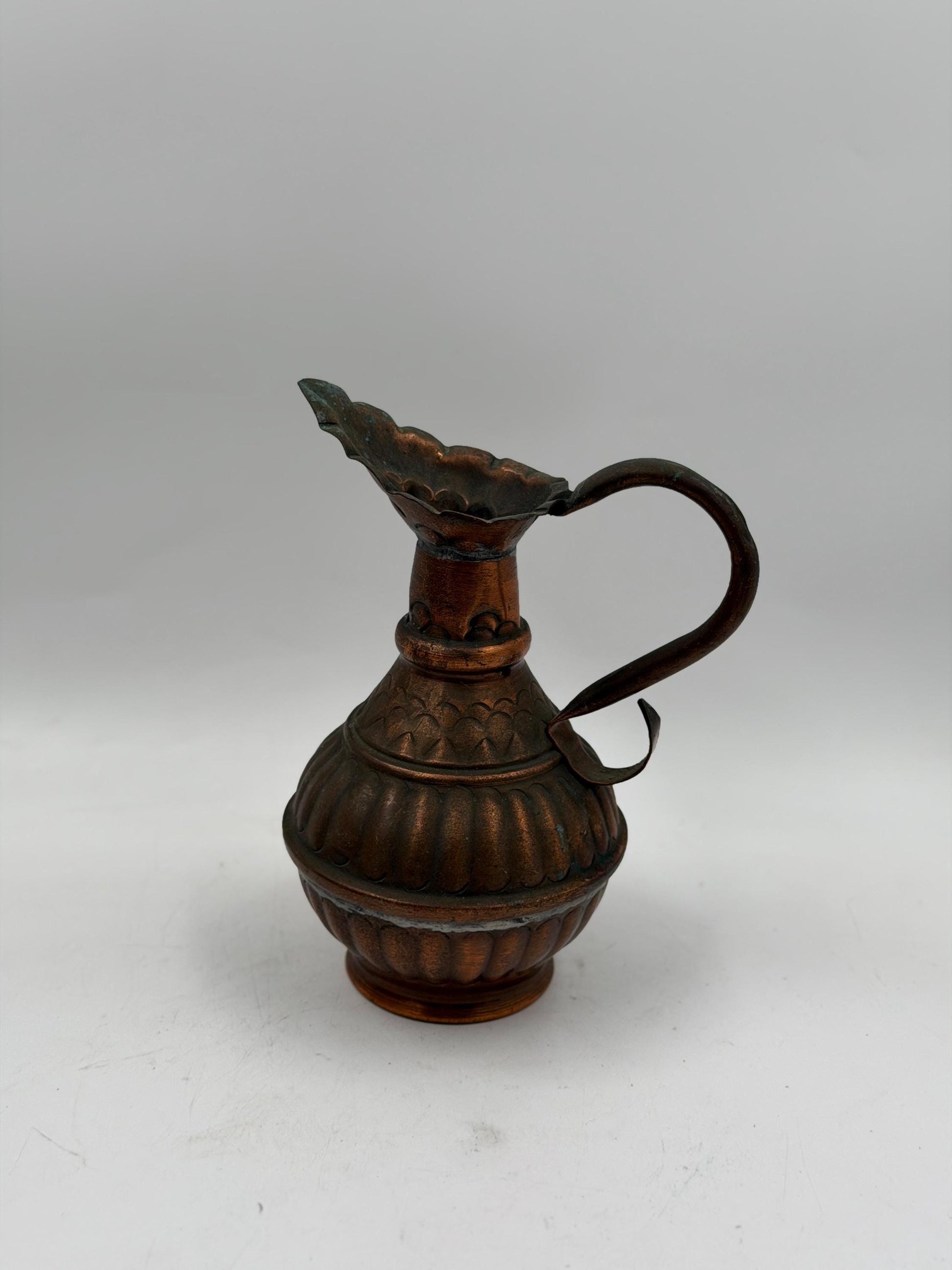 Vintage Kupferkrug mit geripptem Korpus und gewelltem Ausguss, orientalischer Stil