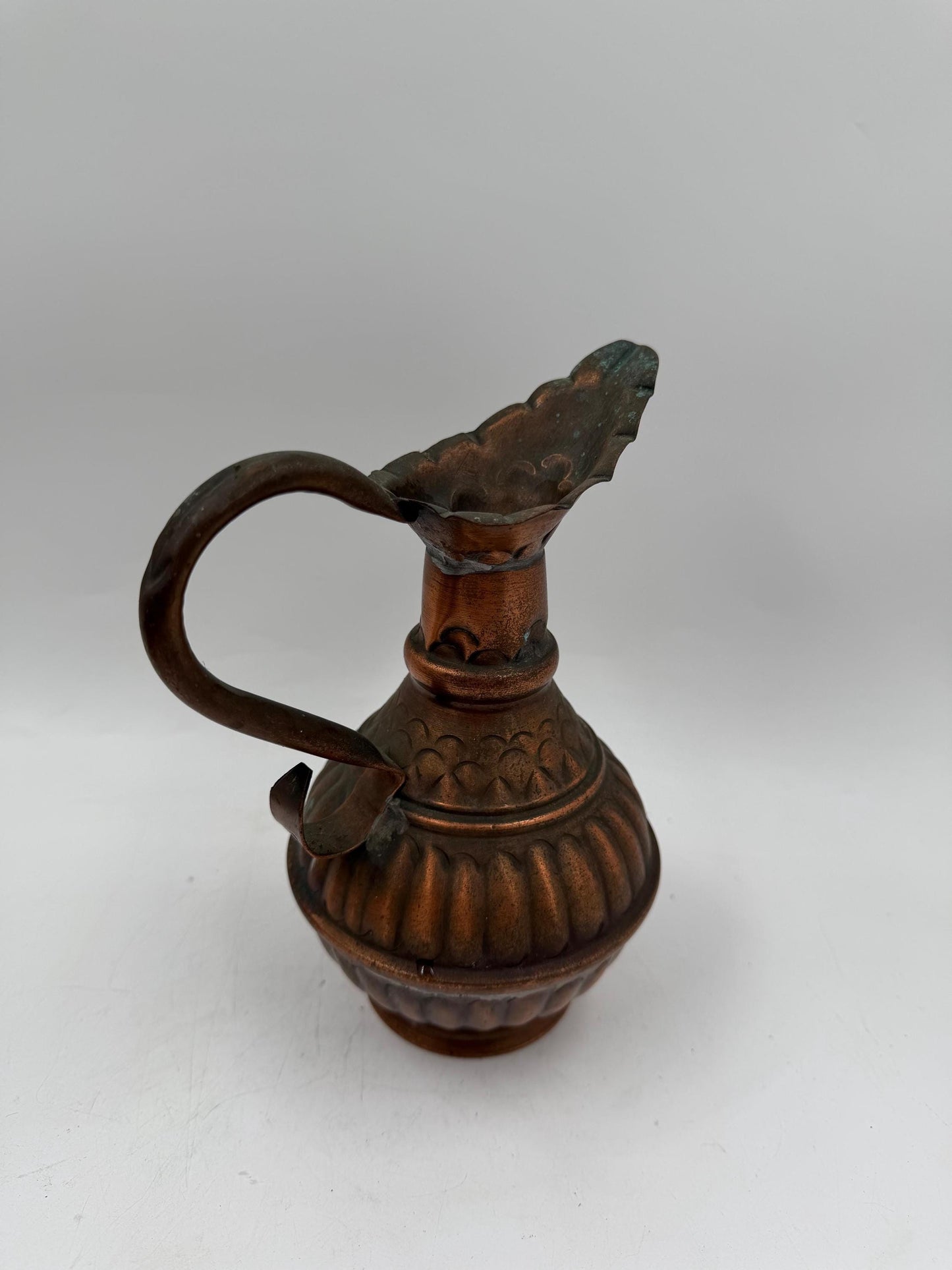 Vintage Kupferkrug mit geripptem Korpus und gewelltem Ausguss, orientalischer Stil