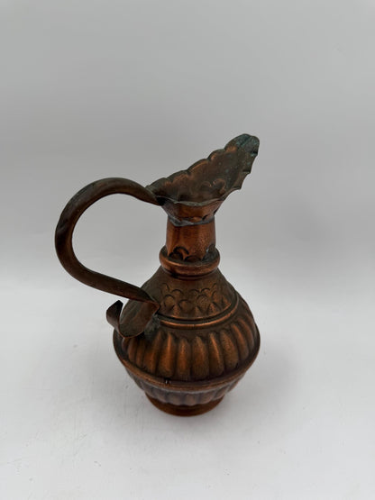 Vintage Kupferkrug mit geripptem Korpus und gewelltem Ausguss, orientalischer Stil