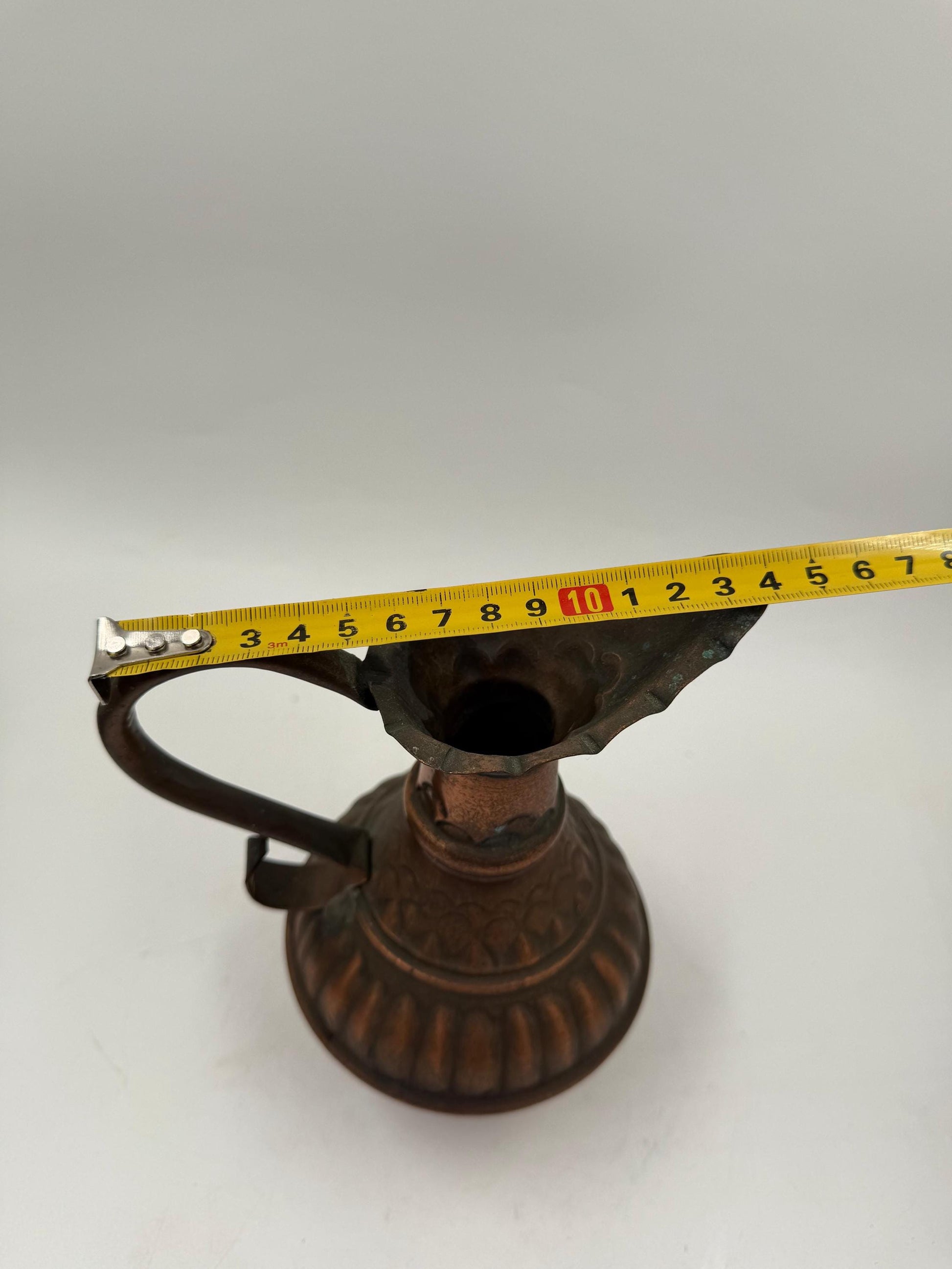 Vintage Kupferkrug mit geripptem Korpus und gewelltem Ausguss, orientalischer Stil