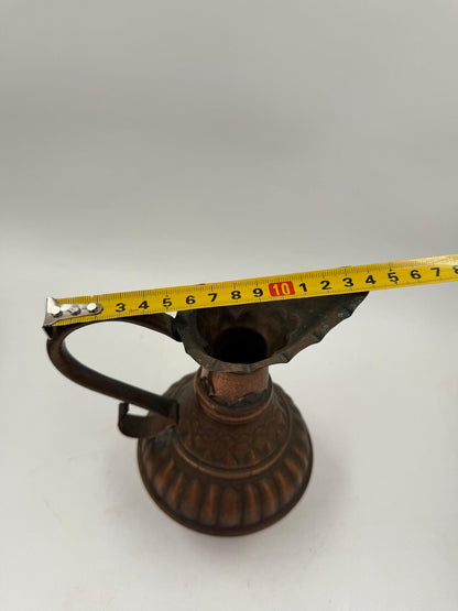Vintage Kupferkrug mit geripptem Korpus und gewelltem Ausguss, orientalischer Stil