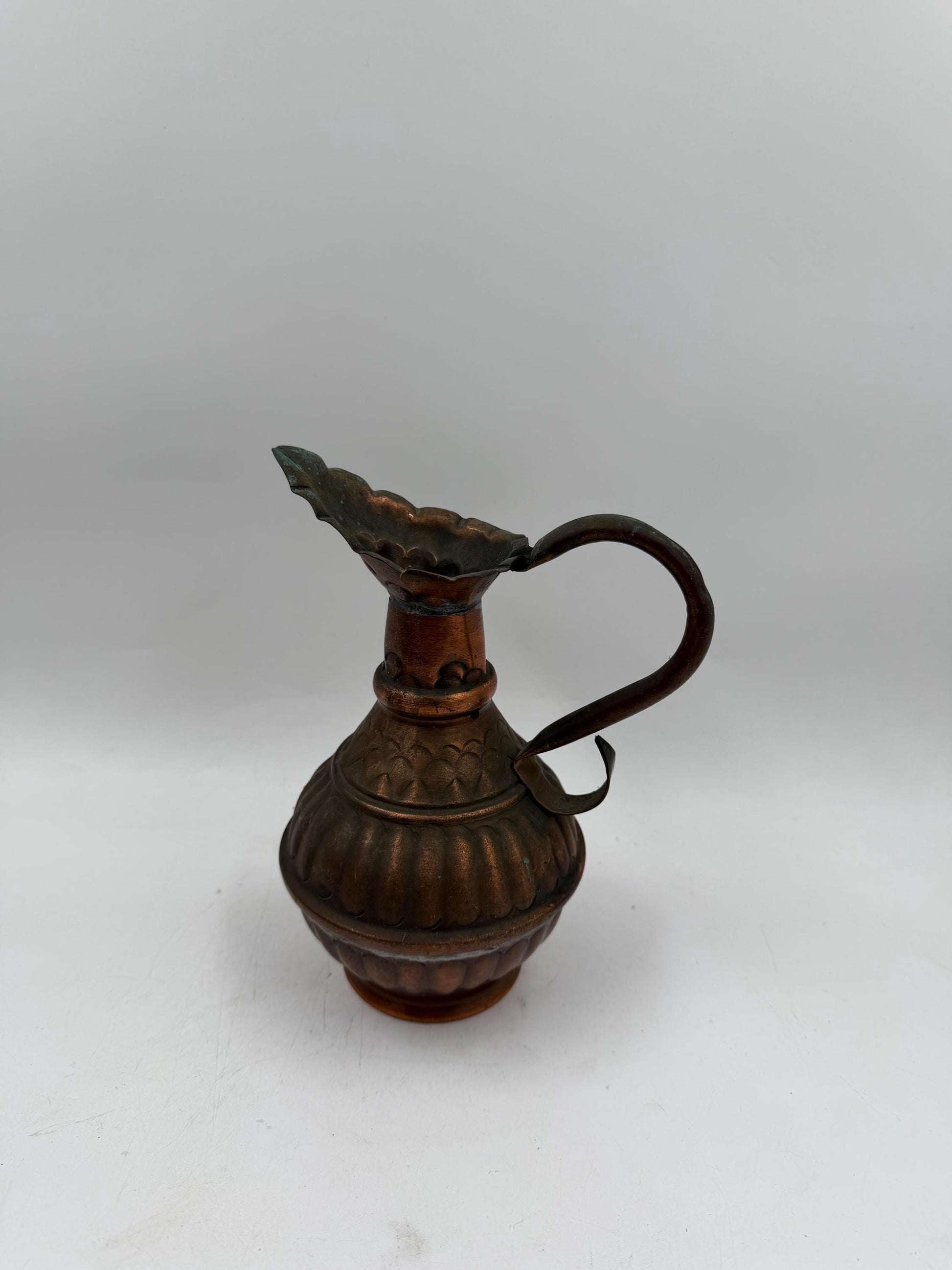 Vintage Kupferkrug mit geripptem Korpus und gewelltem Ausguss, orientalischer Stil
