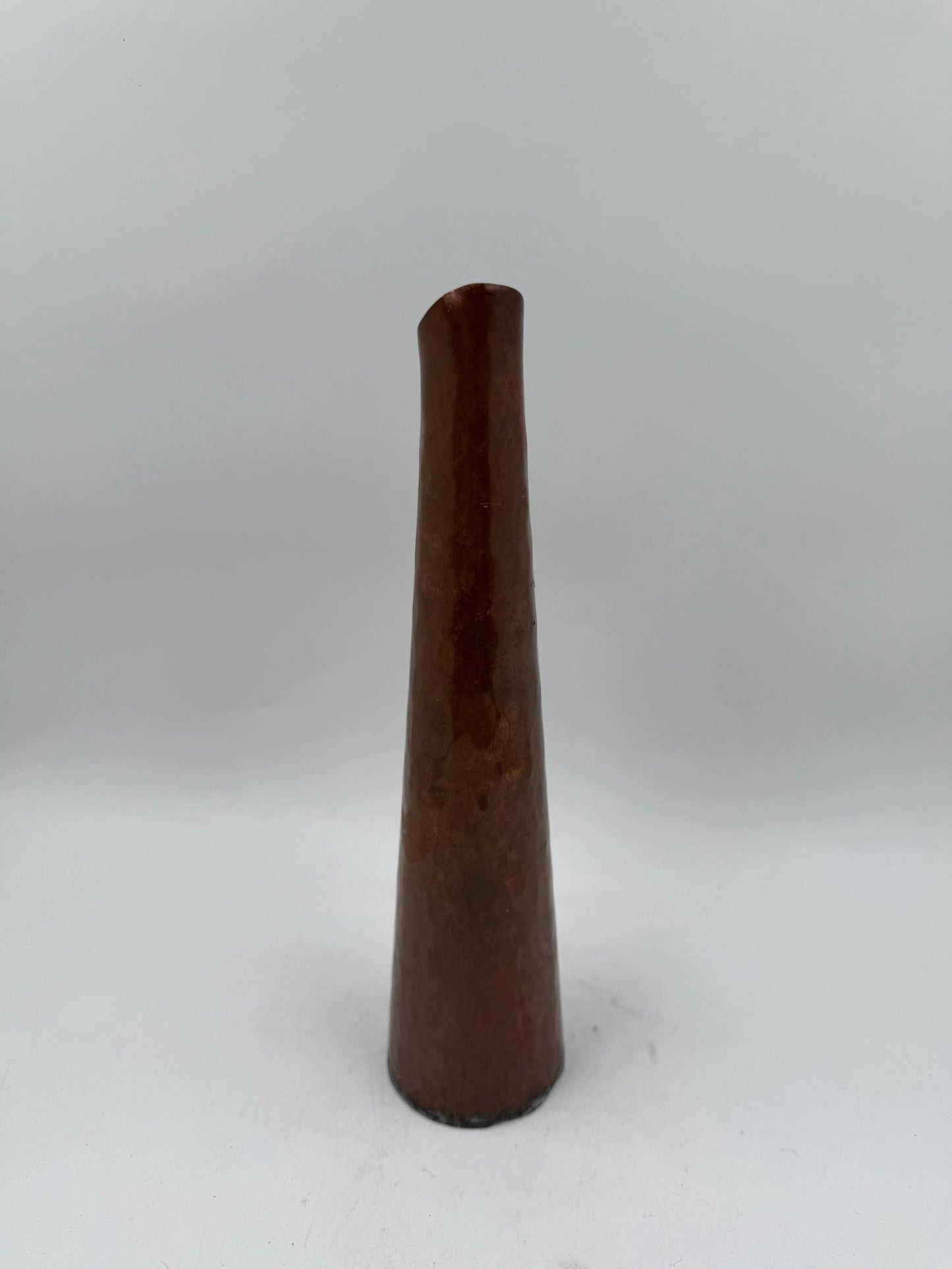Vintage Kupferkrug, gehämmert, konische Form mit geometrischem Griff, ca. 28 cm