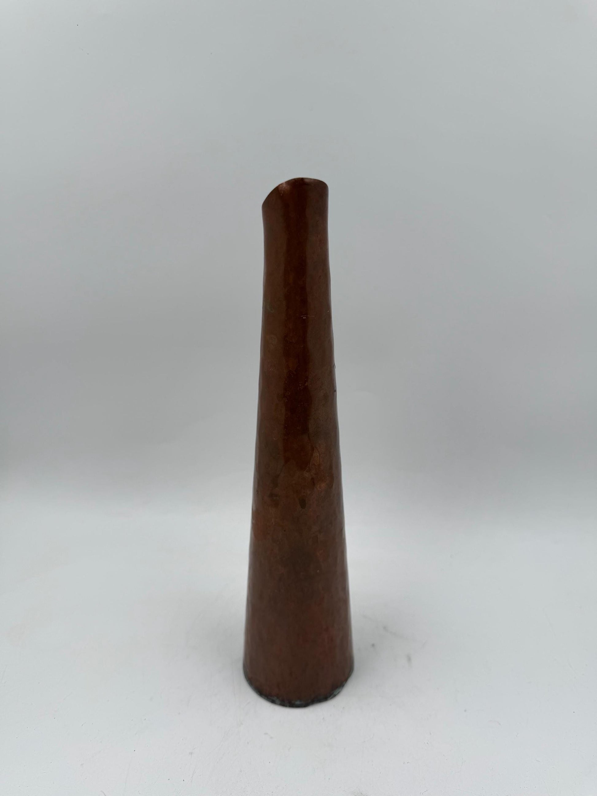 Vintage Kupferkrug, gehämmert, konische Form mit geometrischem Griff, ca. 28 cm