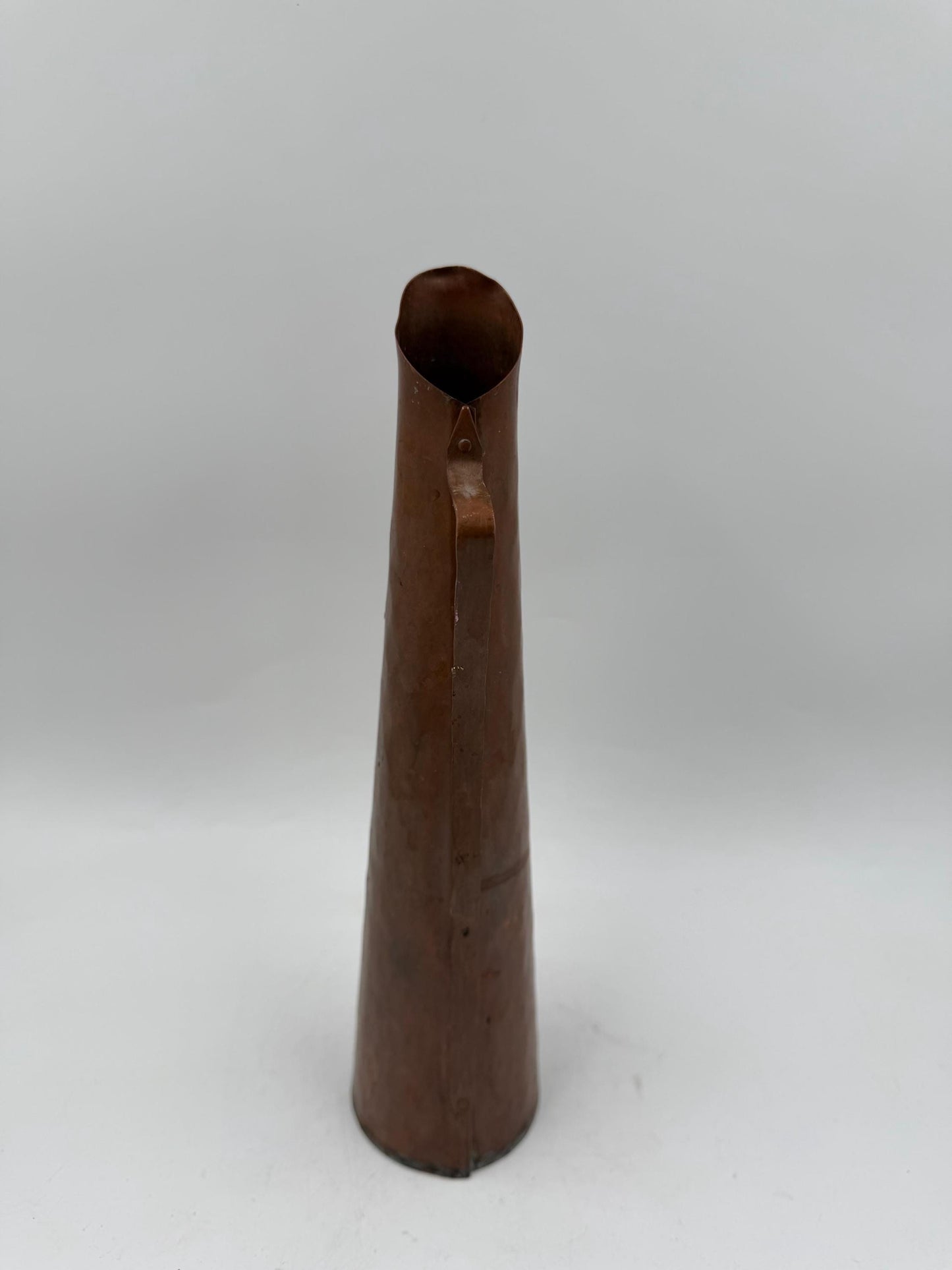 Vintage Kupferkrug, gehämmert, konische Form mit geometrischem Griff, ca. 28 cm