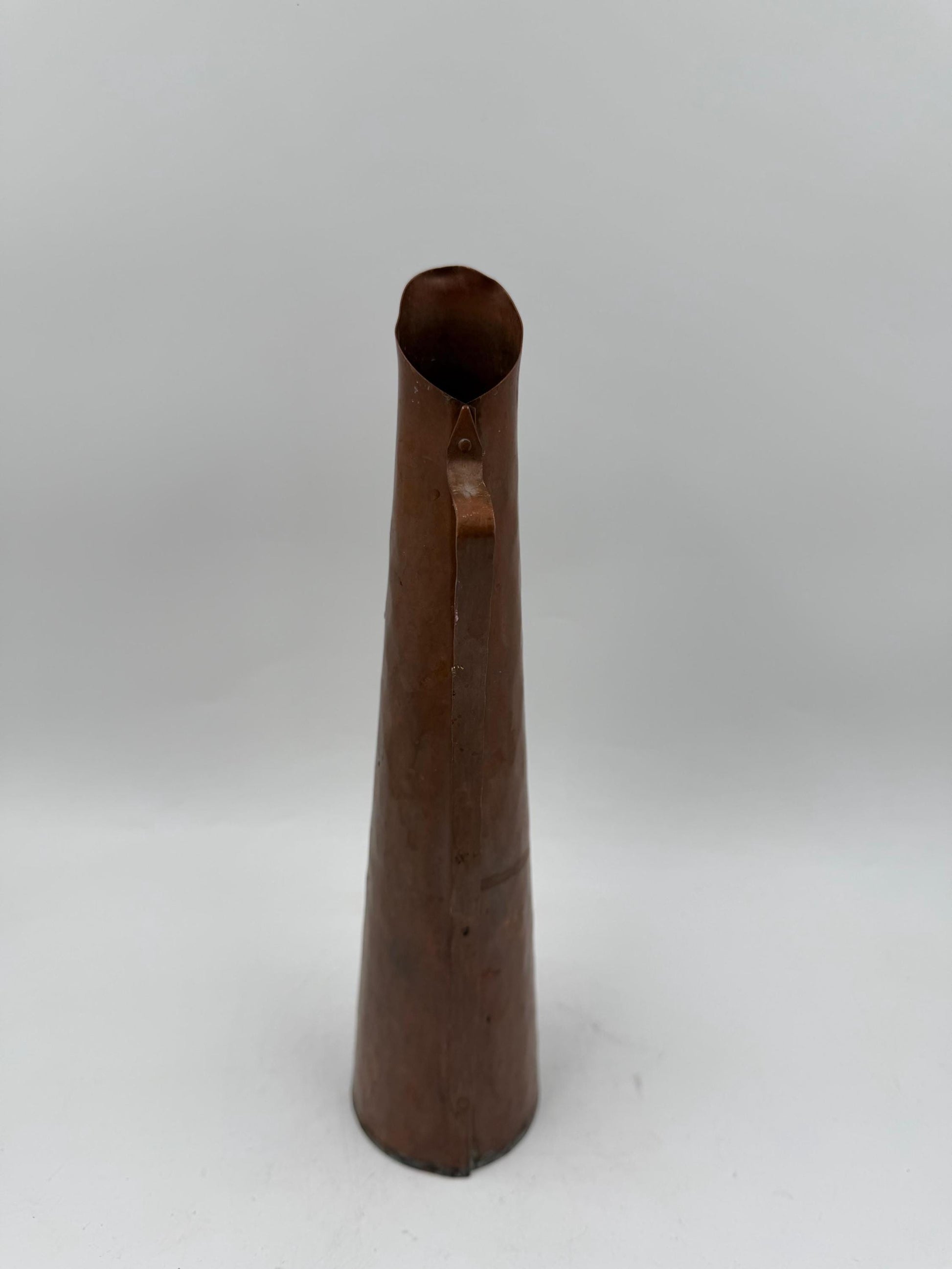 Vintage Kupferkrug, gehämmert, konische Form mit geometrischem Griff, ca. 28 cm