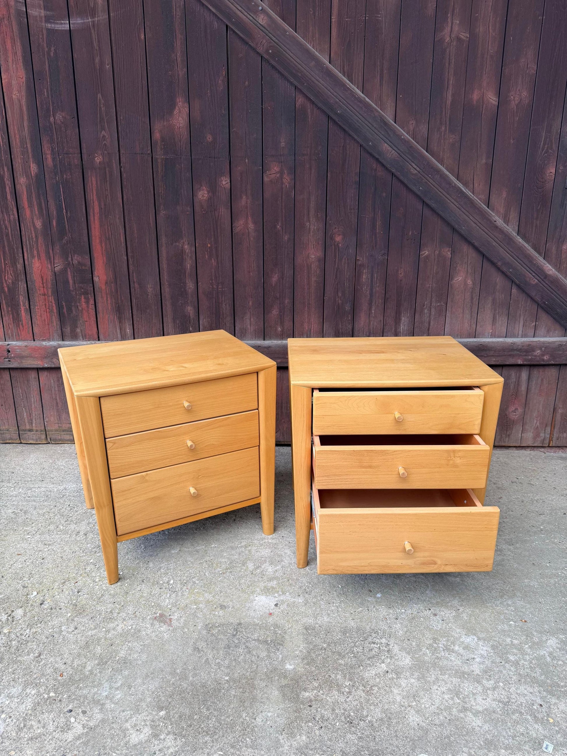 Set von 2 Vintage Nachttisch im dänischen Design aus Massivholz mit Metallknäufen