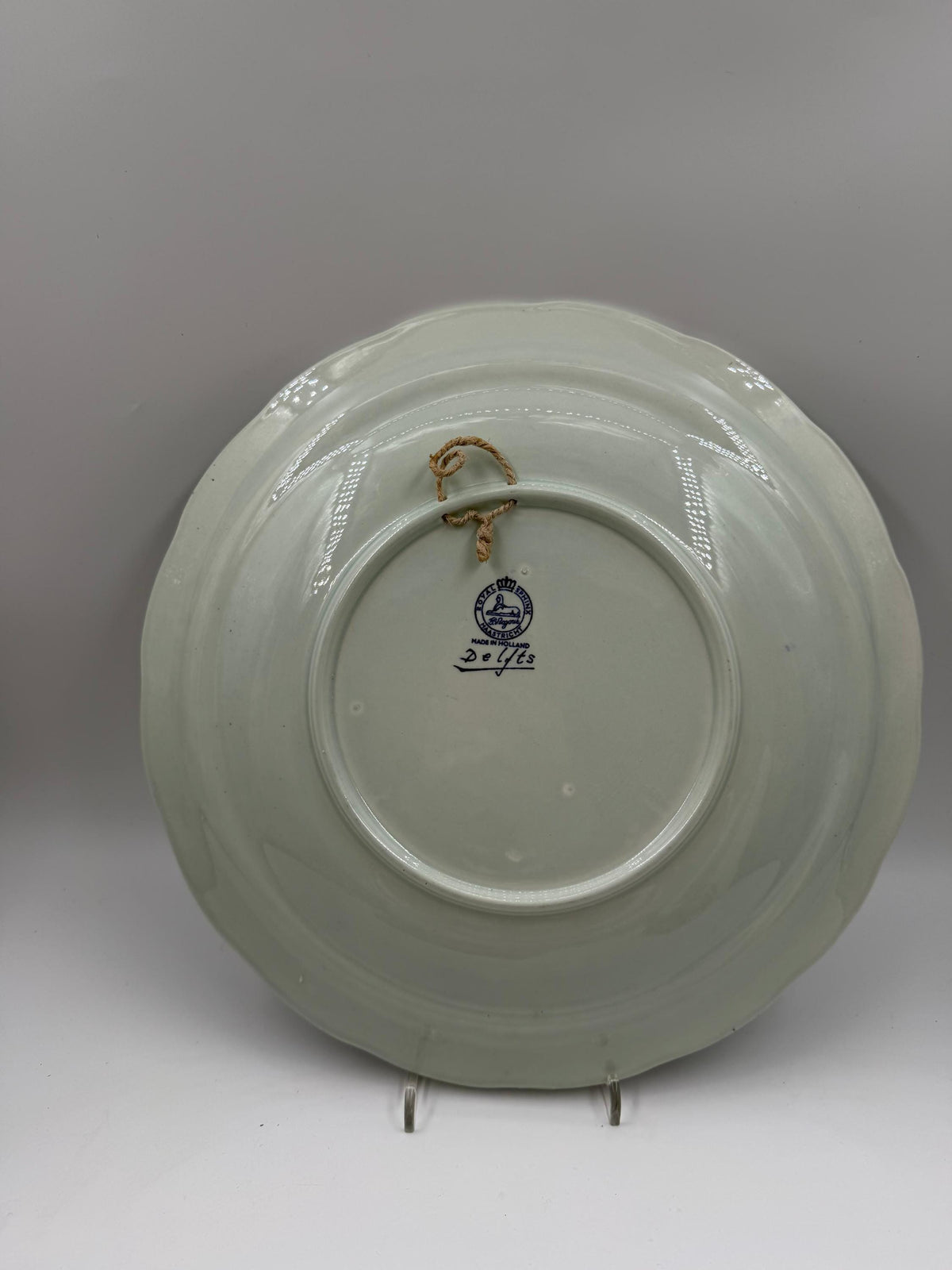 Vintage Wandteller von Royal Sphinx Maastricht im Delfter Blau-Weiß Stil mit Blumenkorb Motiv