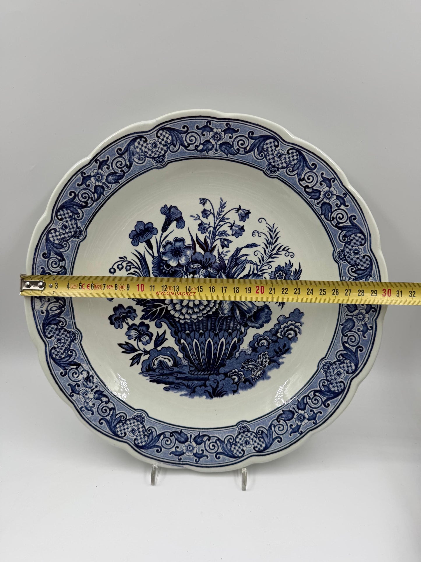 Vintage Wandteller von Royal Sphinx Maastricht im Delfter Blau-Weiß Stil mit Blumenkorb Motiv