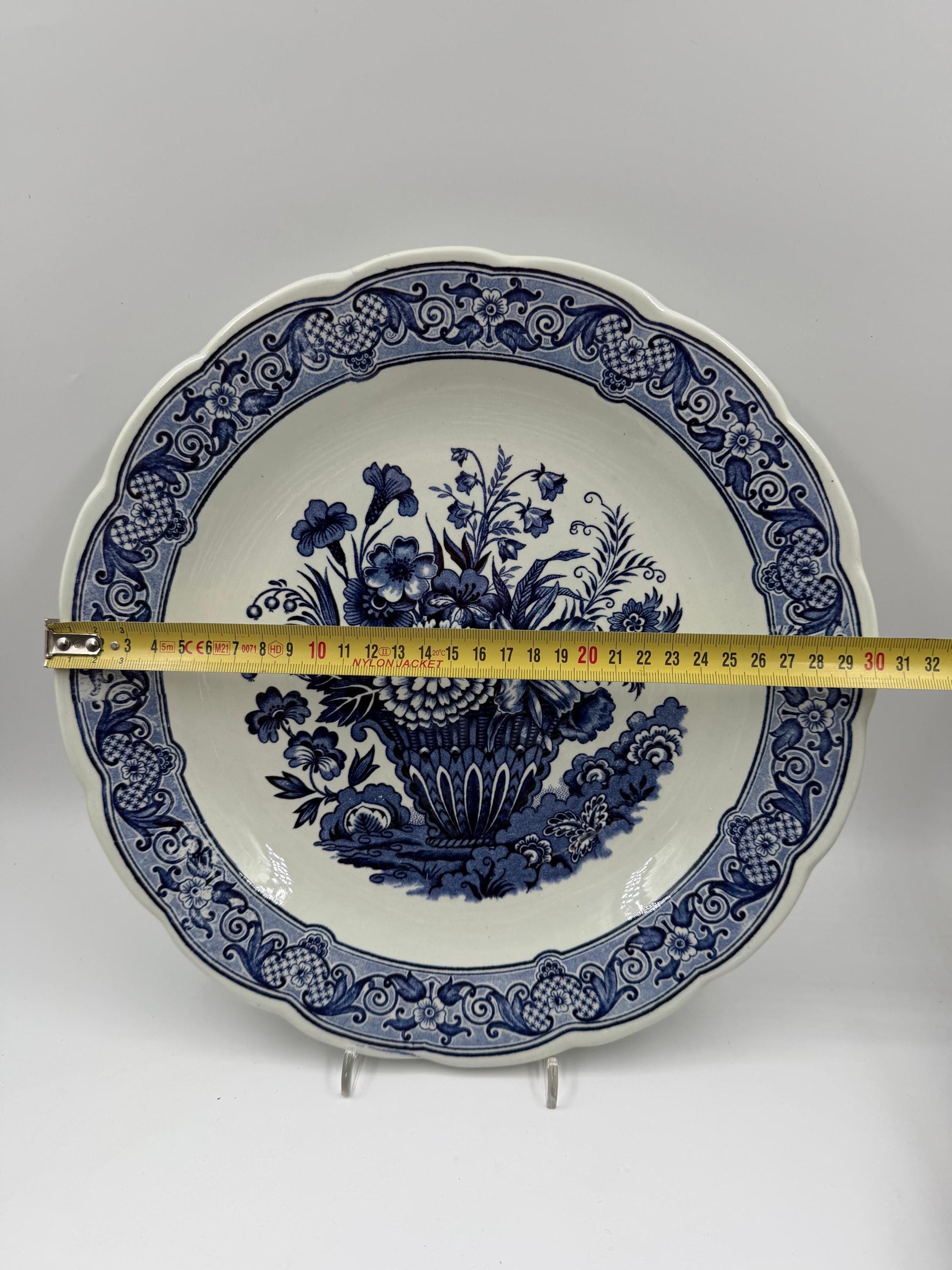 Vintage Wandteller von Royal Sphinx Maastricht im Delfter Blau-Weiß Stil mit Blumenkorb Motiv