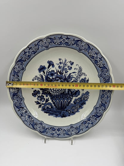 Vintage Wandteller von Royal Sphinx Maastricht im Delfter Blau-Weiß Stil mit Blumenkorb Motiv