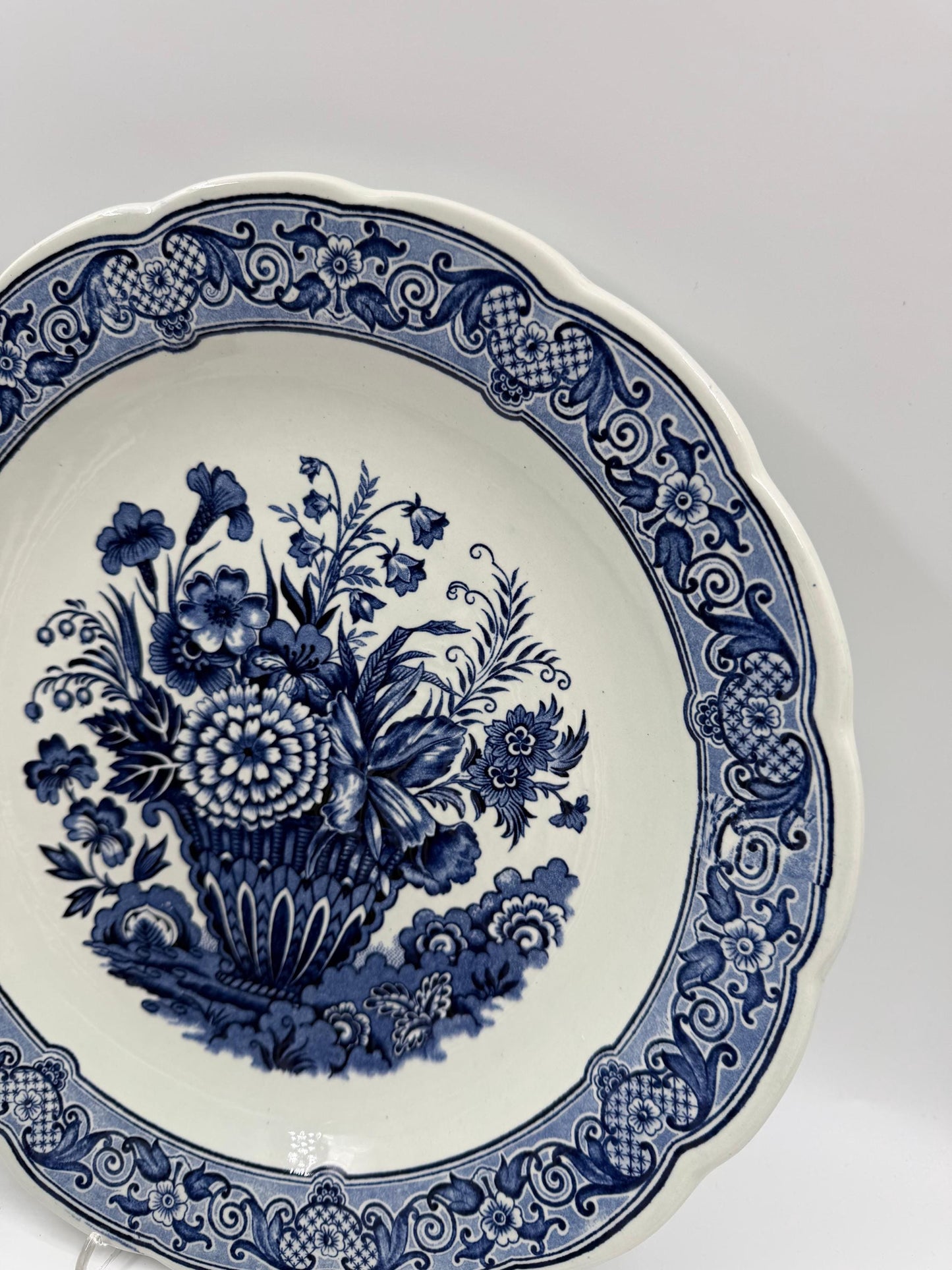 Vintage Wandteller von Royal Sphinx Maastricht im Delfter Blau-Weiß Stil mit Blumenkorb Motiv