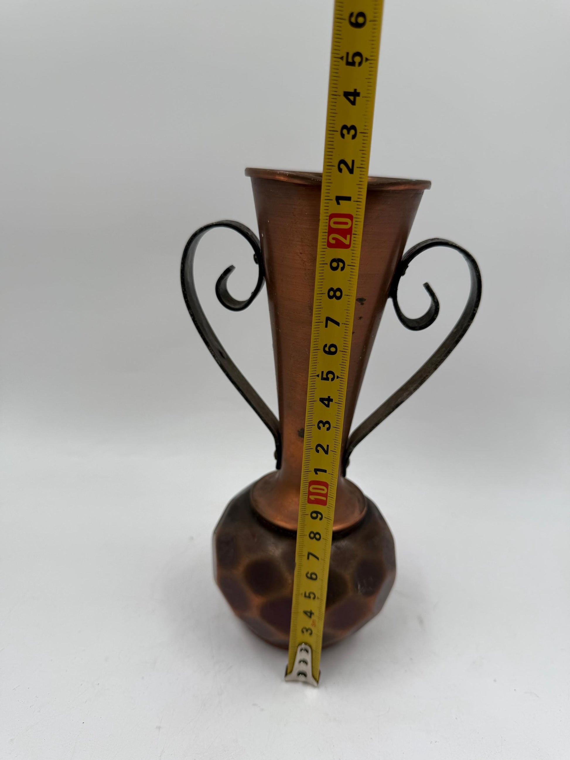 Vintage Kupfervase mit Schmiedeeisen-Griffen, gehämmert