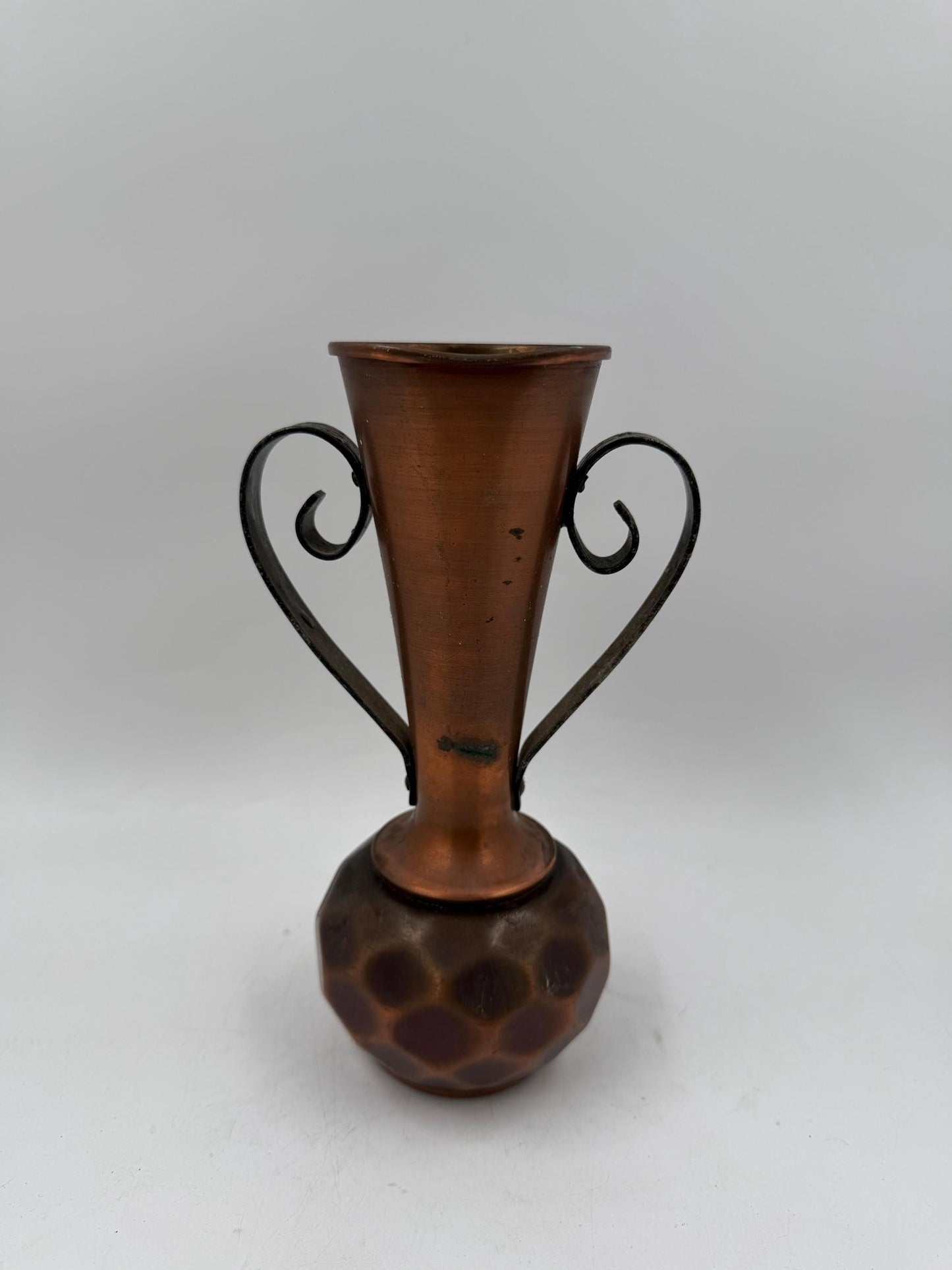 Vintage Kupfervase mit Schmiedeeisen-Griffen, gehämmert