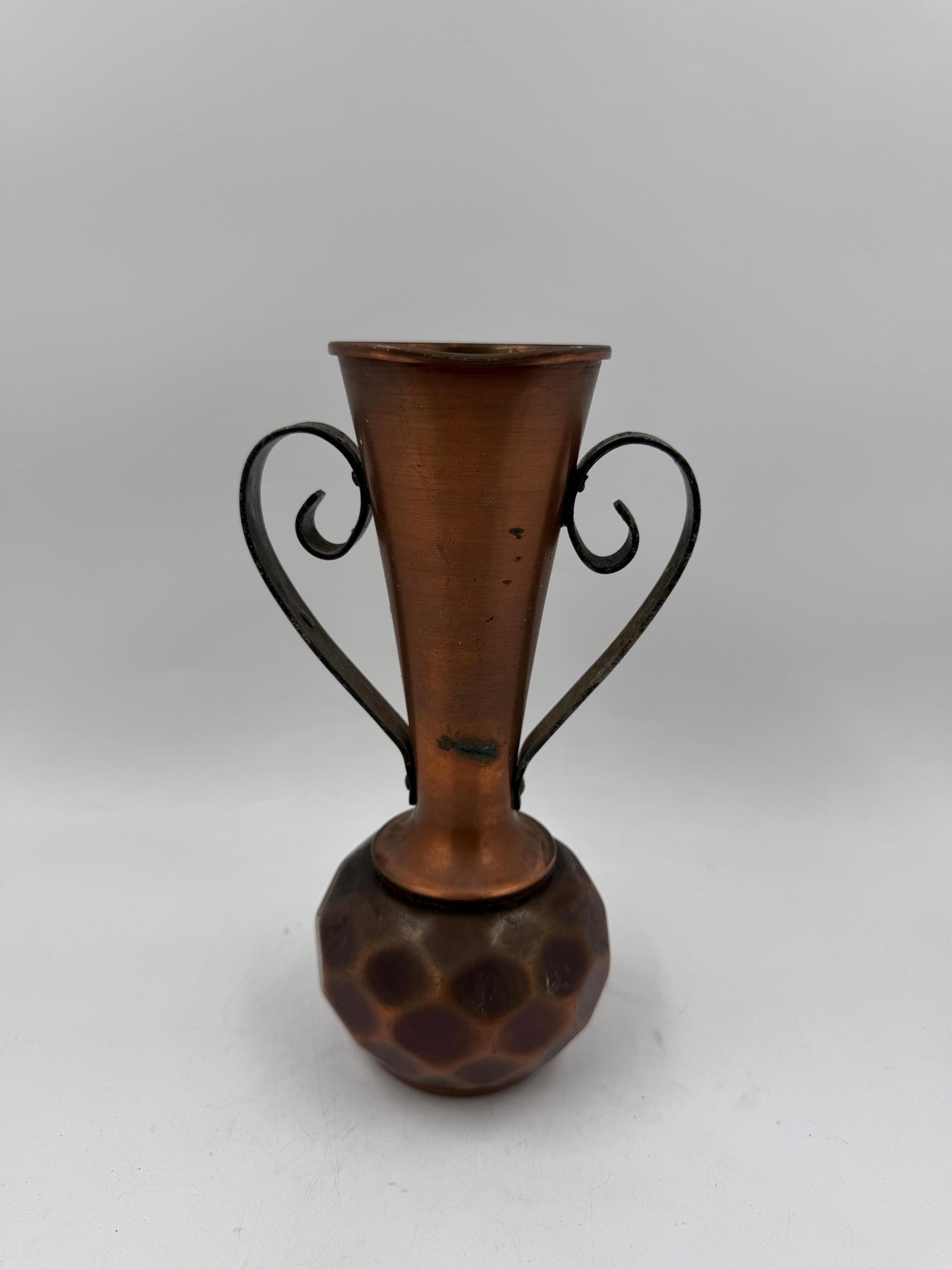 Vintage Kupfervase mit Schmiedeeisen-Griffen, gehämmert